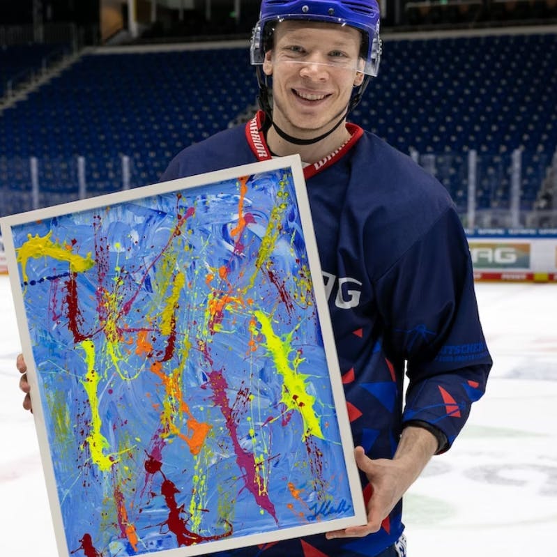 Jonas Müller kann nicht nur mit der Eishockey-Kelle, er kann auch ganz prima mit dem Pinsel.