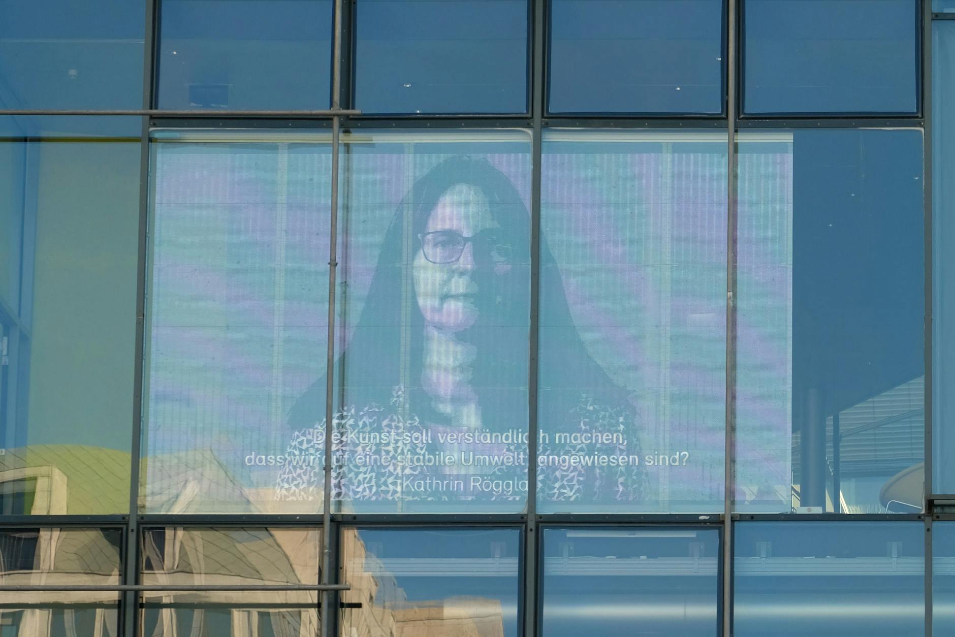 Hier zeigt sich die Schriftstellerin und stellvertretende Akademie-Präsidentin Kathrin Röggla und fragt rhetorisch: „Die Kunst soll verständlich machen, dass wir auf eine stabile Umwelt angewiesen sind?“