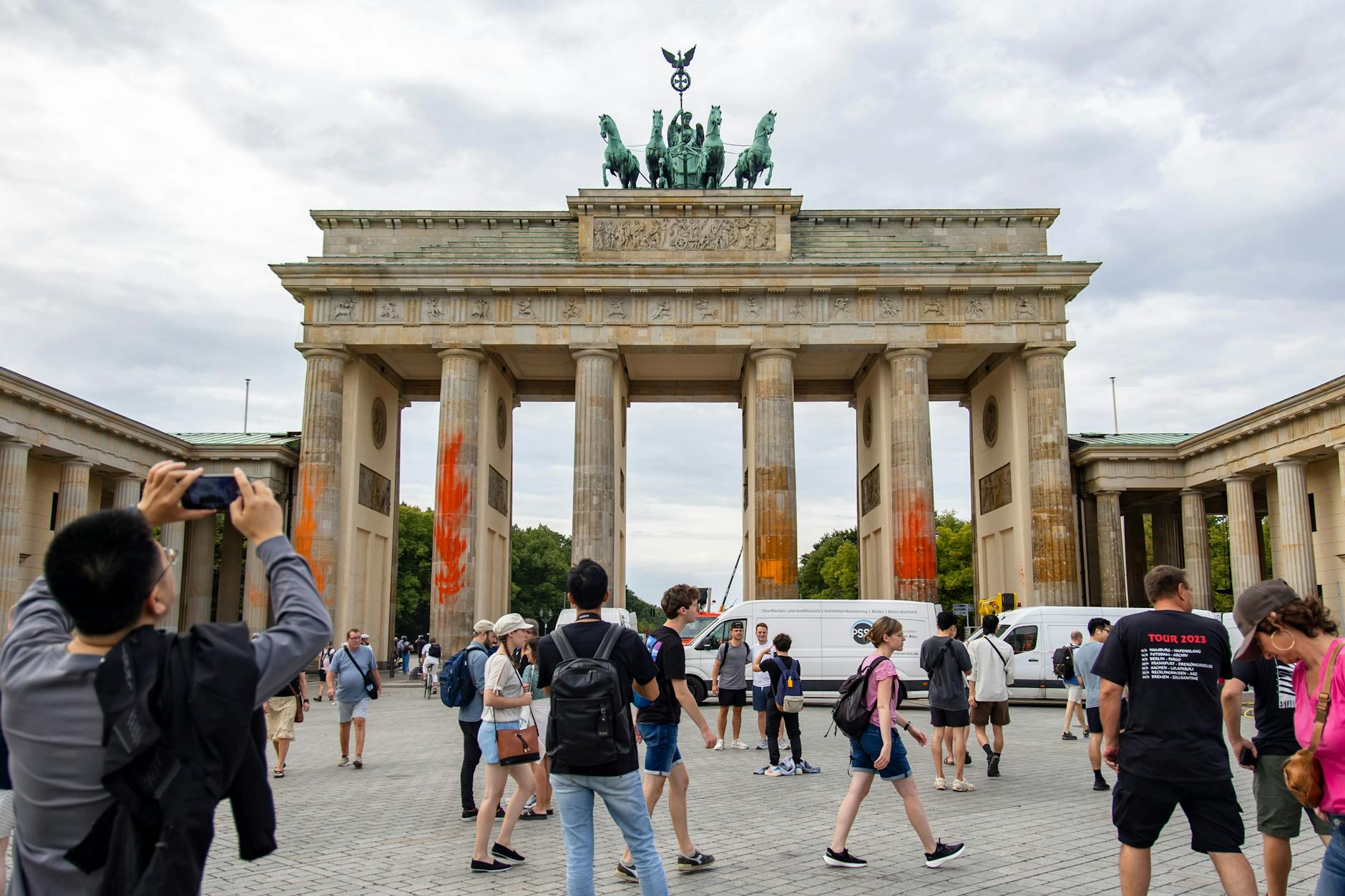 Zweifelhafte Sehenswürdigkeit: Das Brandenburger Tor mit den gut sichtbaren Farbresten nach dem Anschlag der sogenannten Letzten Generation.