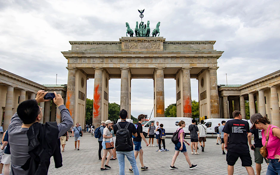 Zweifelhafte Sehenswürdigkeit: Das Brandenburger Tor mit den gut sichtbaren Farbresten nach dem Anschlag der sogenannten Letzten Generation.