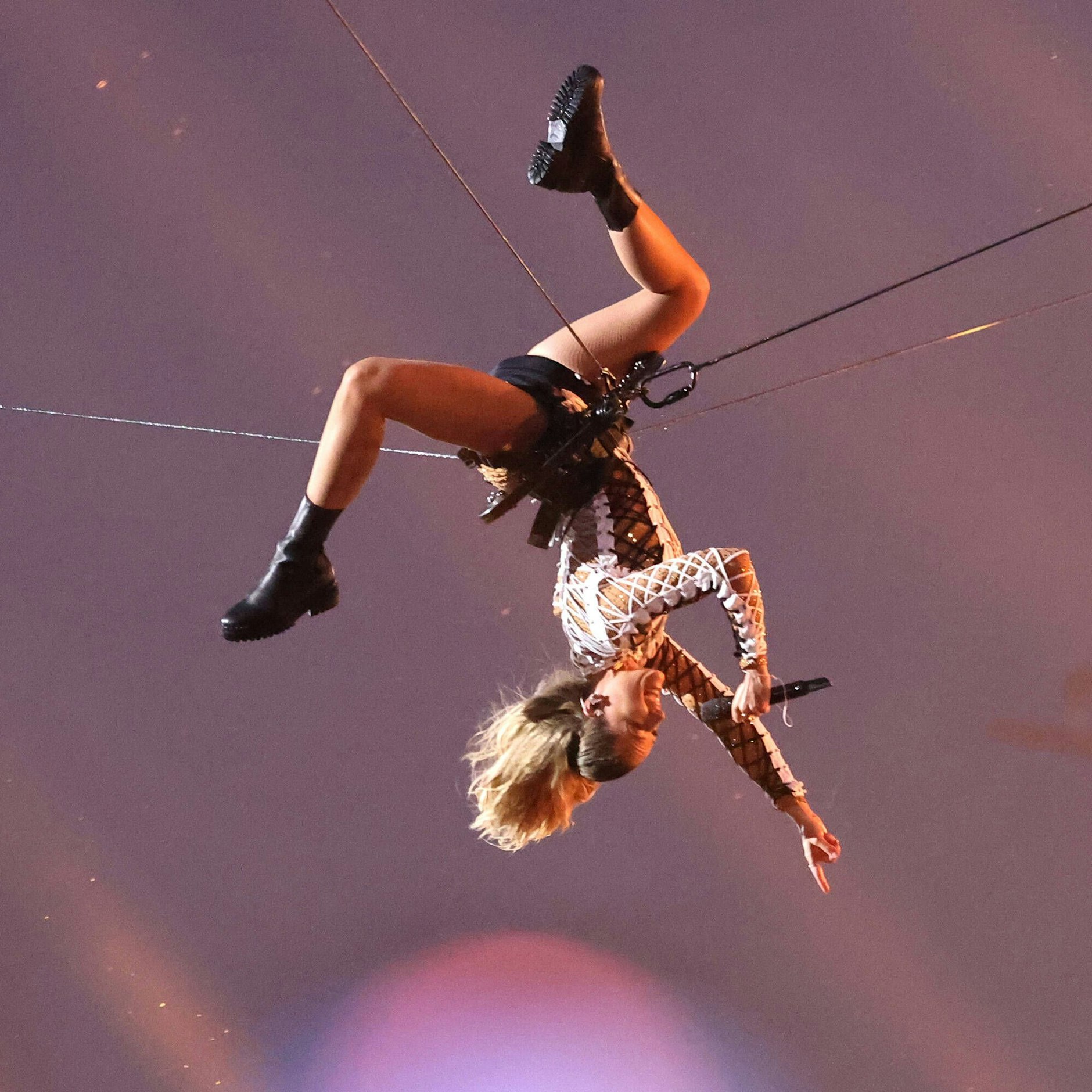 Helene Fischer, hier beim Konzert 2022 in München, begeistert in ihren Shows auch mit waghalsiger Akrobatik.