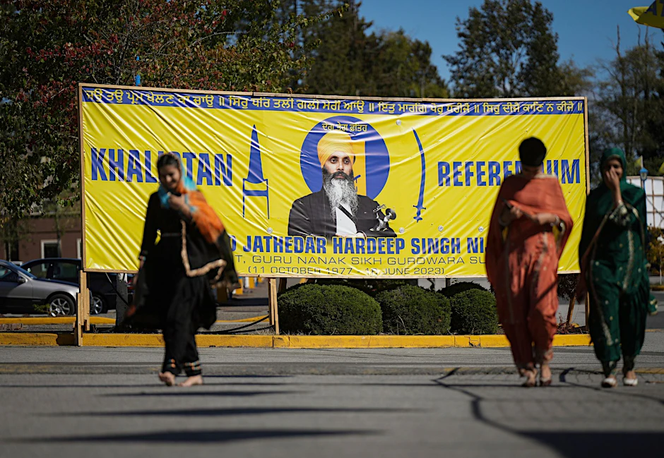 ARCHIV - Ein Foto des getöteten Hardeep Singh Nijjar ist vor dem Sikh-Kulturzentrum zu sehen, wo Nijjar im Juni erschossen wurde.  P/dpa