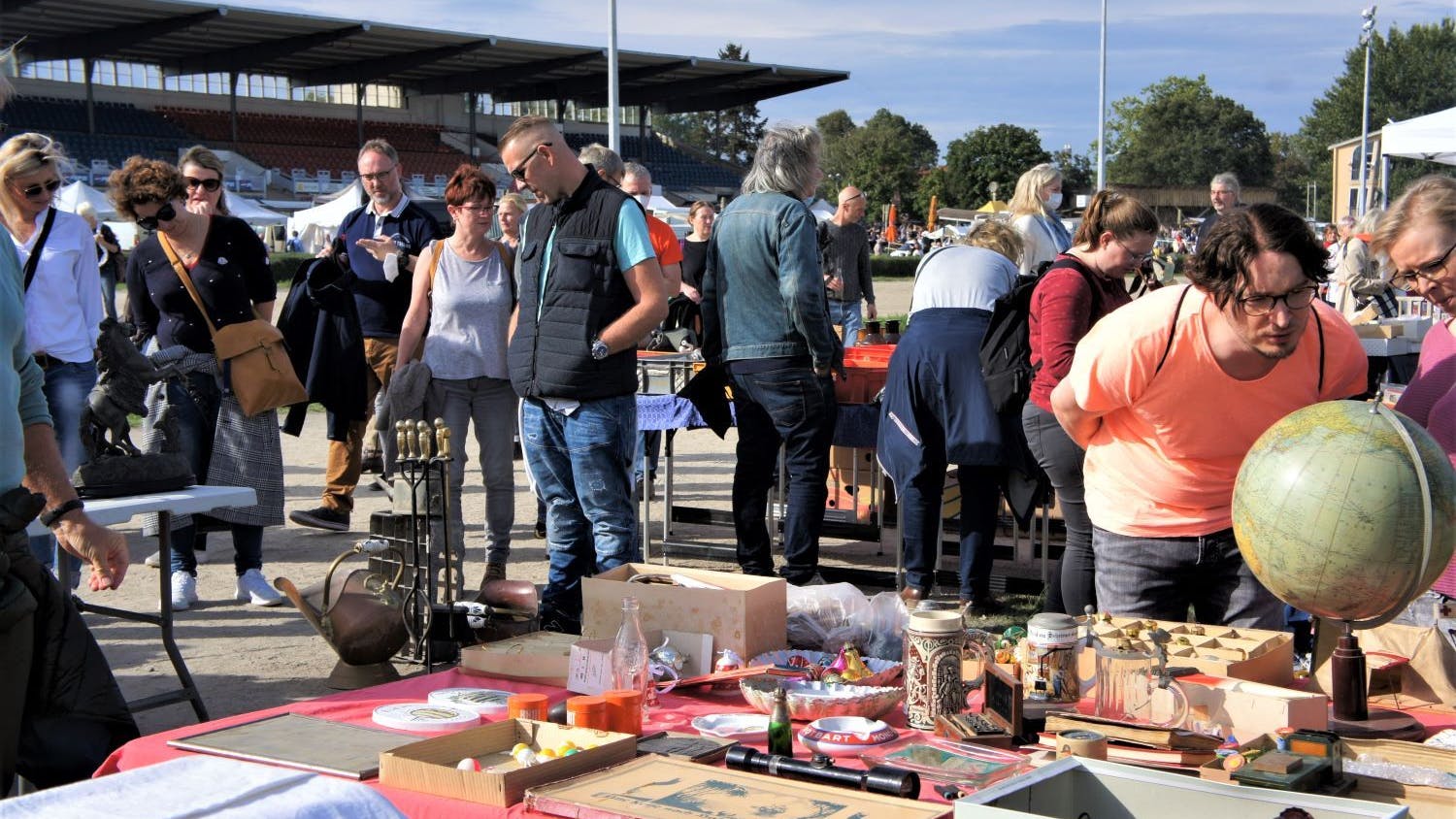 Der Einheitströdelmarkt auf der Trabrennbahn Karlshorst: Hier haben Ost- und Westdeutsche gemeinsam Spaß an alten Dingen.