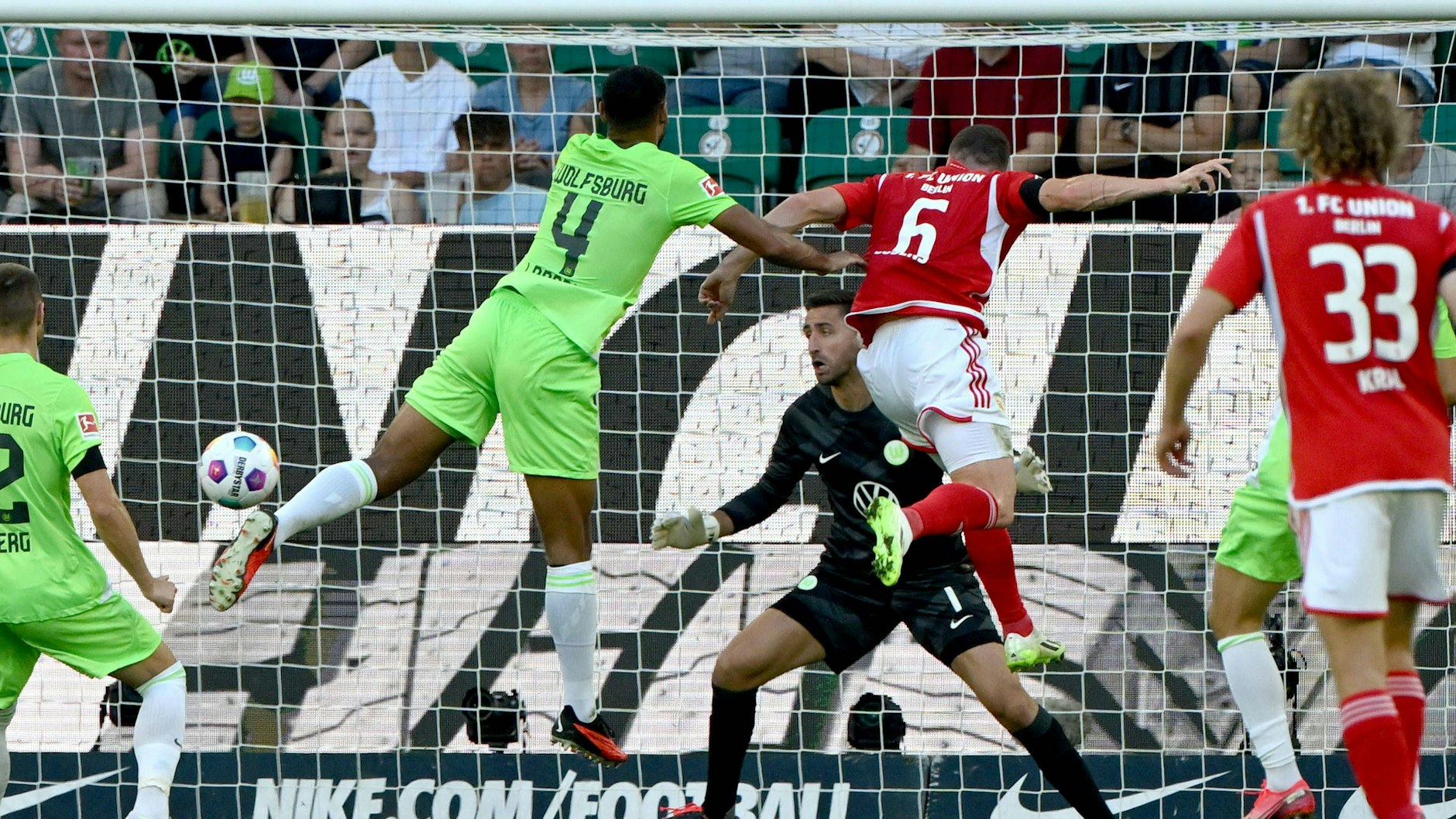 Unions bislang letztes Tor gelingt Robin Gosens (Nummer 6) beim 1:2 in Wolfsburg.
