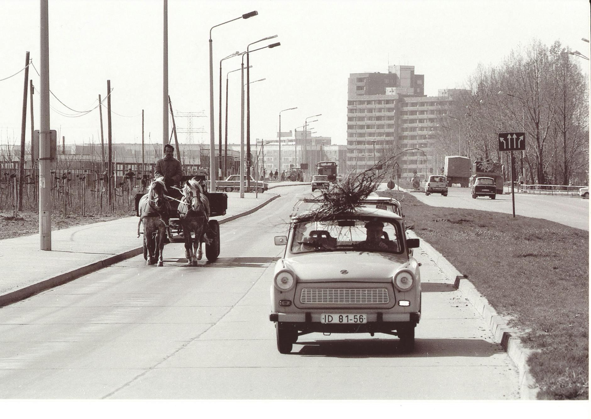 Kutsche gegen Trabi. Auf der Hellersdorfer Straße begegnen sich eine Kutsche und ein Trabi. Aufgenommen Mitte der 1980er-Jahre.