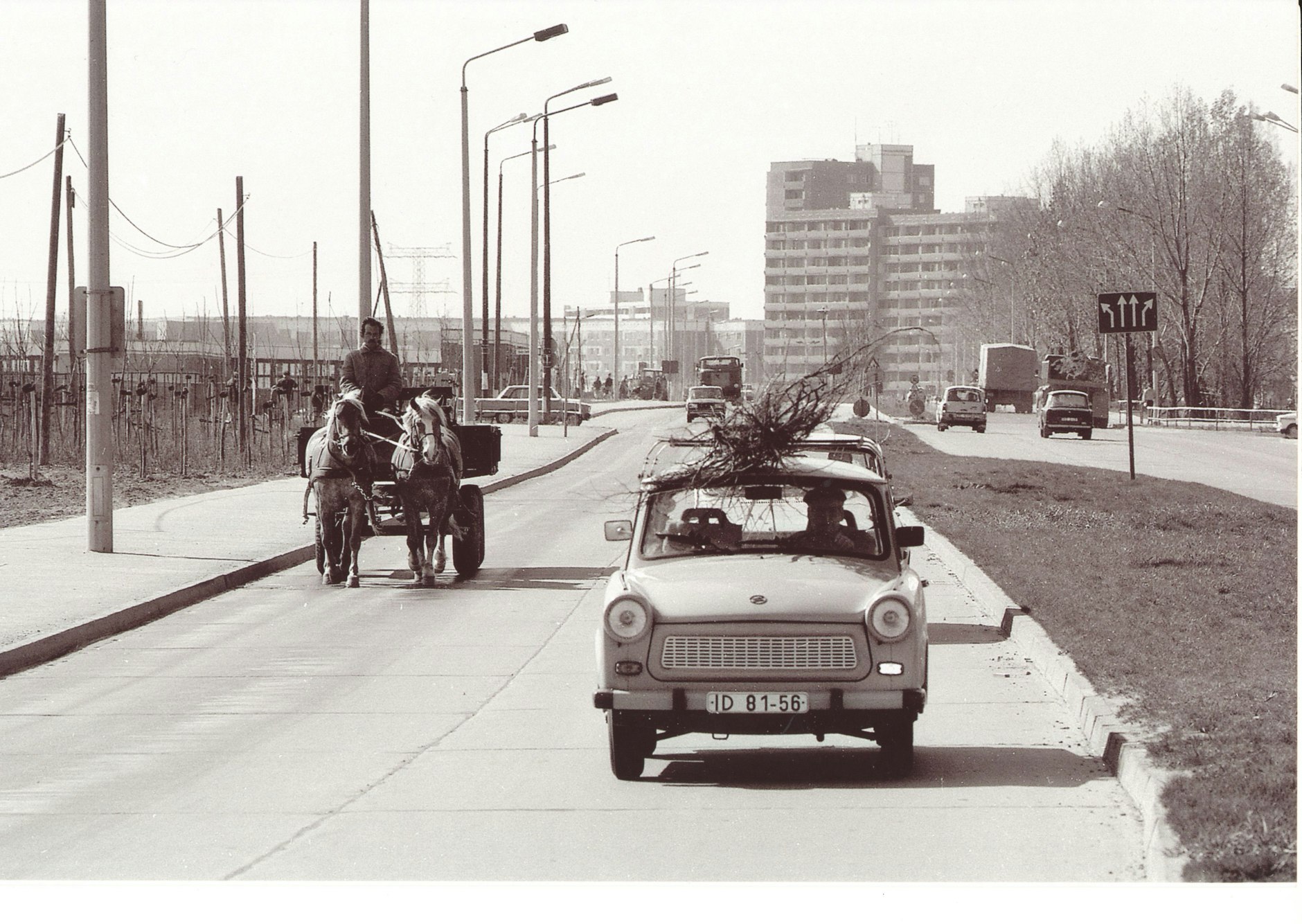 Kutsche gegen Trabi. Auf der Hellersdorfer Straße begegnen sich eine Kutsche und ein Trabi. Aufgenommen Mitte der 1980er-Jahre.