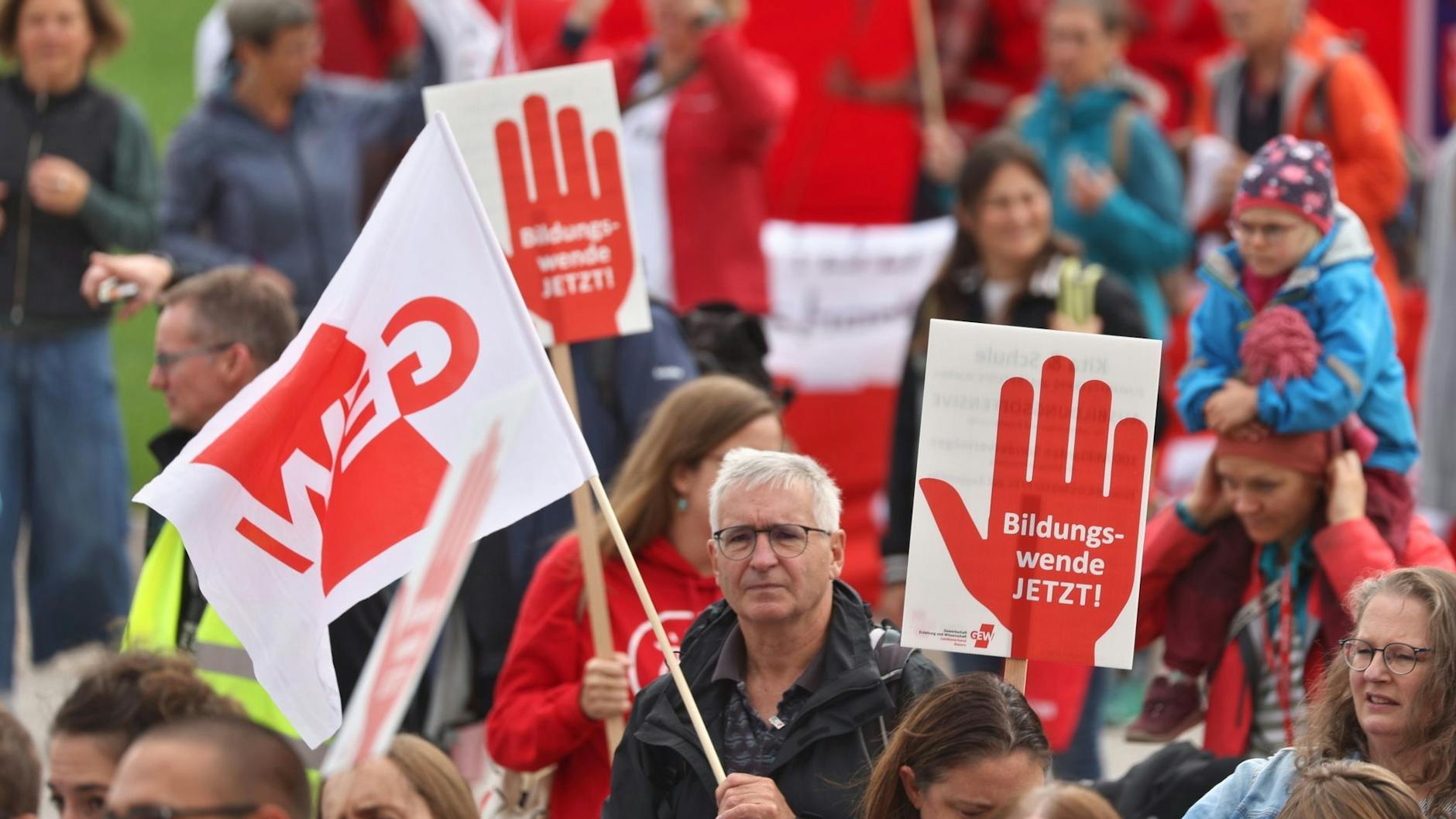 „Bildungswende jetzt!“ ist auf Schildern von Demonstranten zu sehen. Bundesweit wurde für bessere Ausstattung von Bildungseinrichtungen demonstriert. 