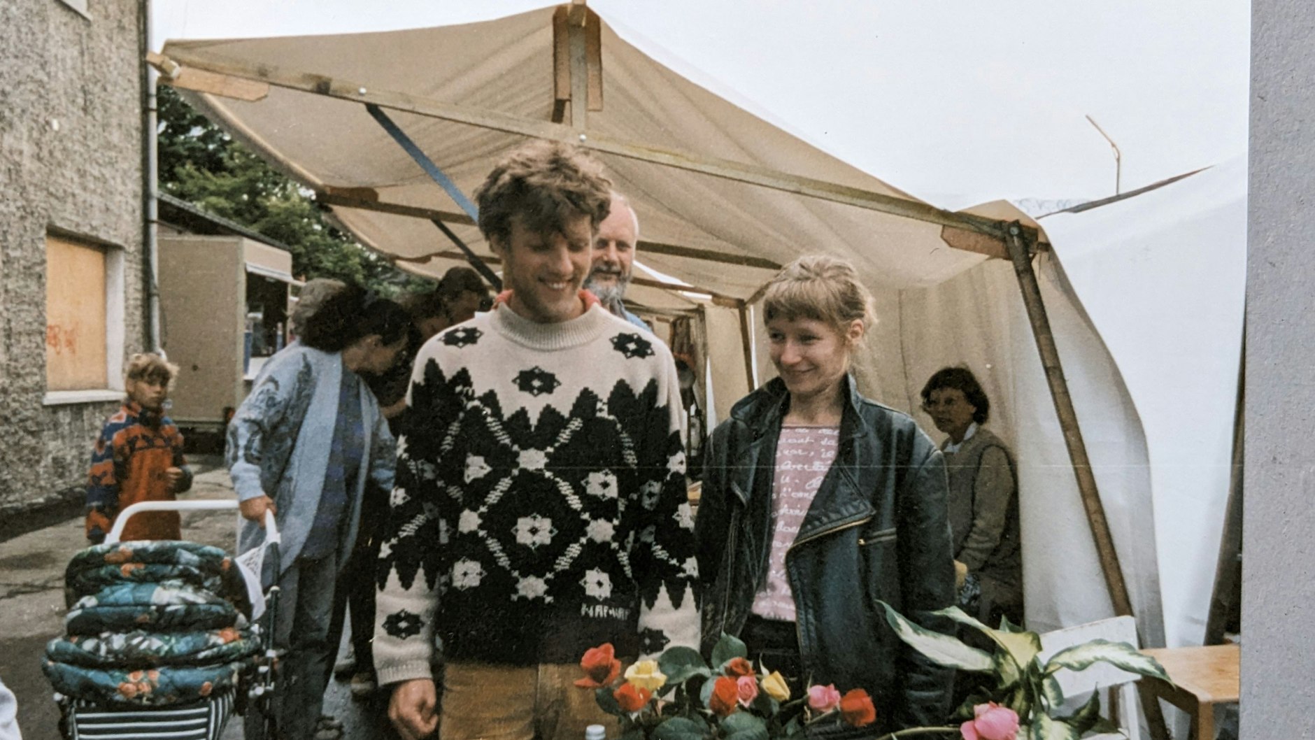 In den 90er-Jahren fing alles an: Regina Pröhm und Michael Schrottmeyer sind auf einem ihrer ersten Flohmärkte im Osten Berlins, dem Vorläufer des späteren Einheitströdelmarktes.