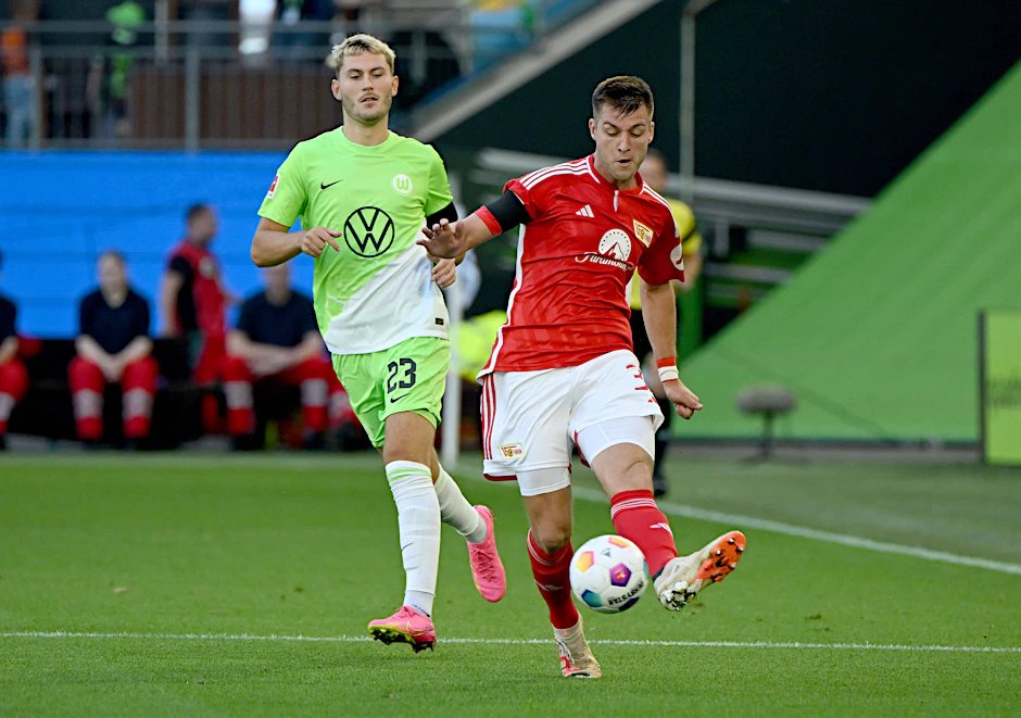 Bei seinem bislang letzten Einsatz für den 1. FC Union Berlin unterlag Robin Knoche (r.) mit den Köpenickern 1:2 beim VfL Wolfsburg.
