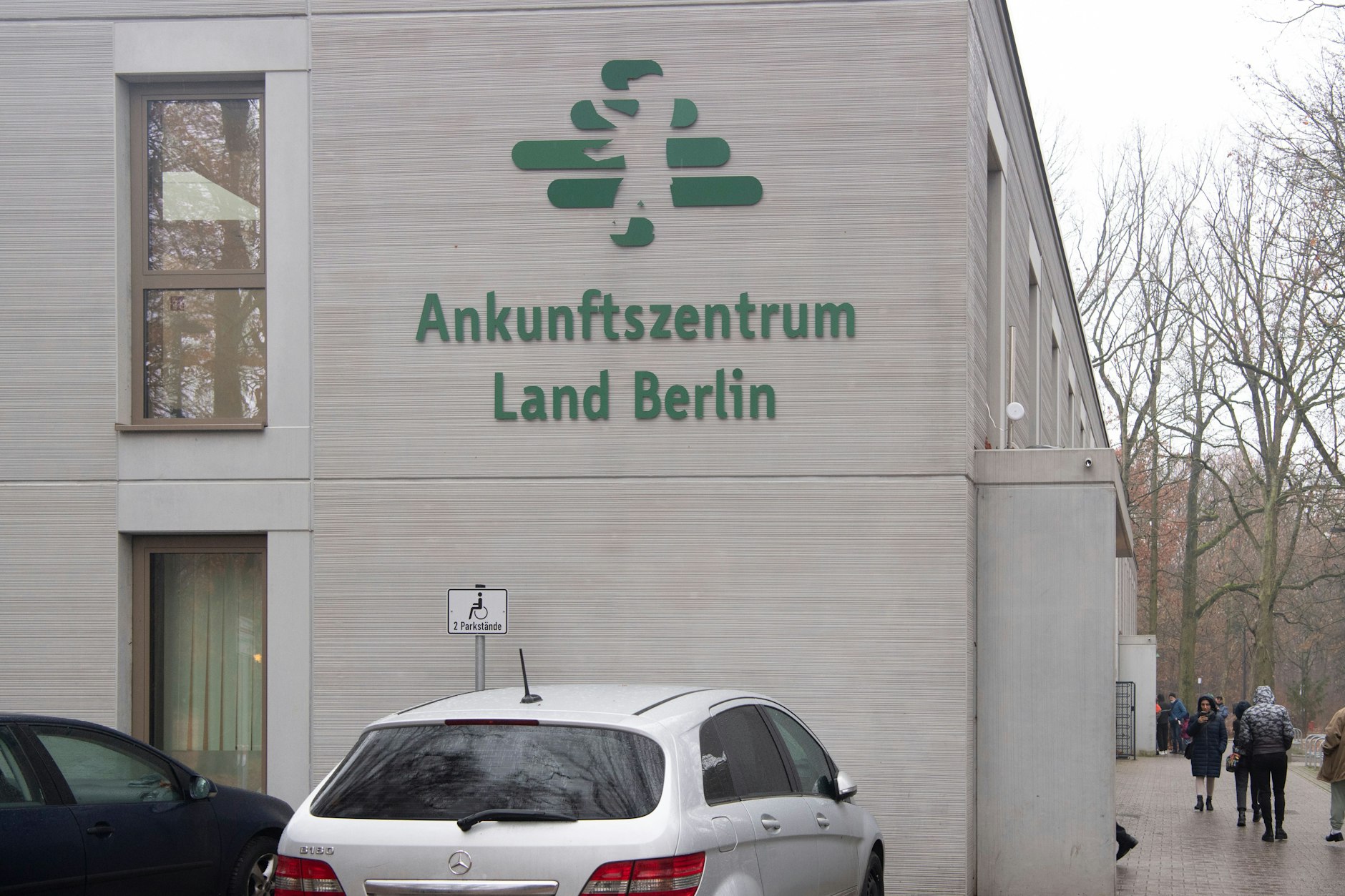 „Ankunftszentrum Land Berlin“ steht auf der Fassade eines Gebäudes auf dem Gelände der Erstaufnahmeeinrichtung des Landesamtes für Flüchtlingsangelegenheiten (LAF) in Reinickendorf.