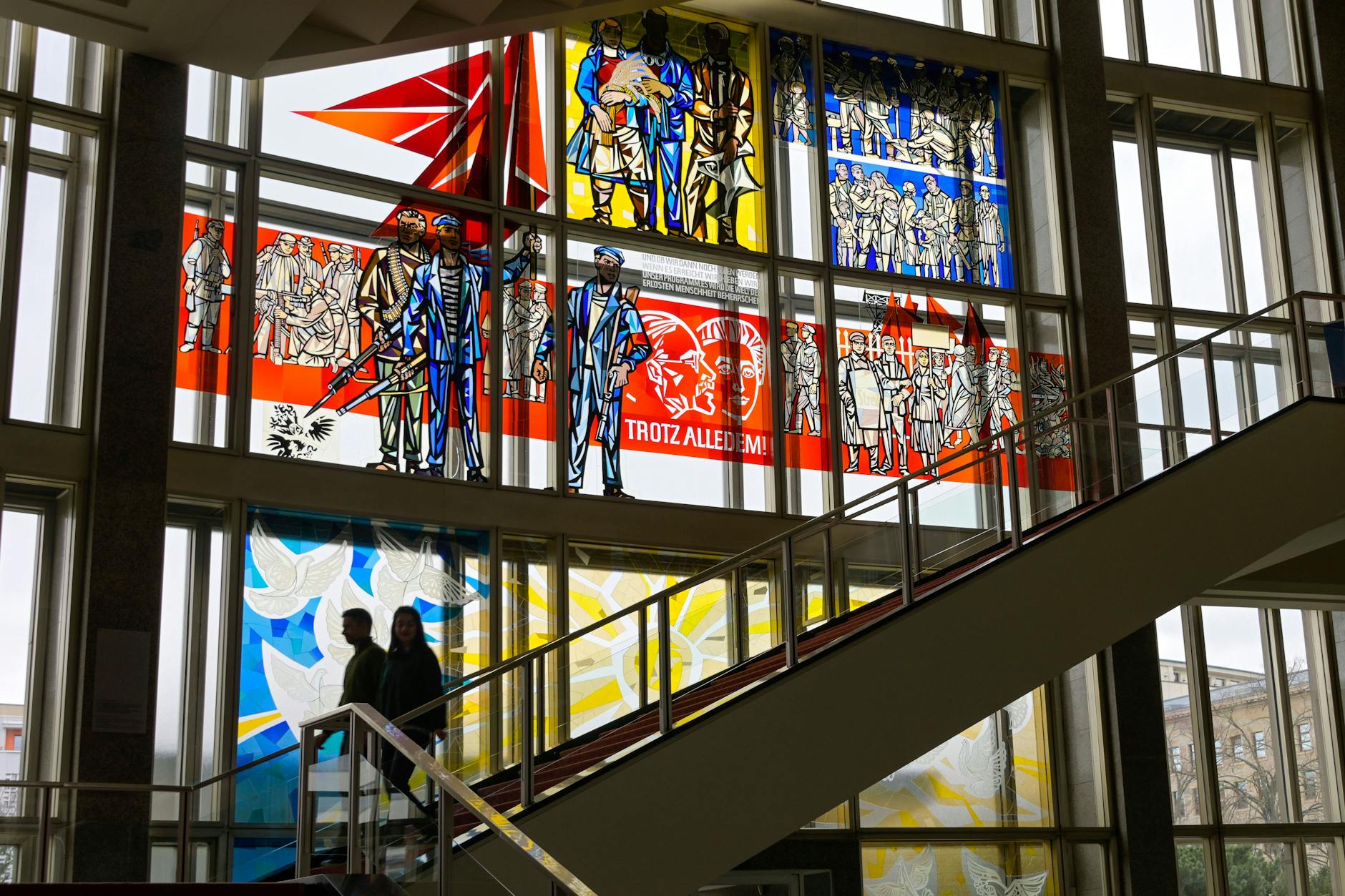 Das Fensterbild von Walter Womacka im ESMT-Gebäude.