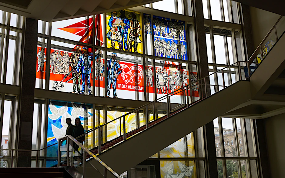 Das Fensterbild von Walter Womacka im ESMT-Gebäude.