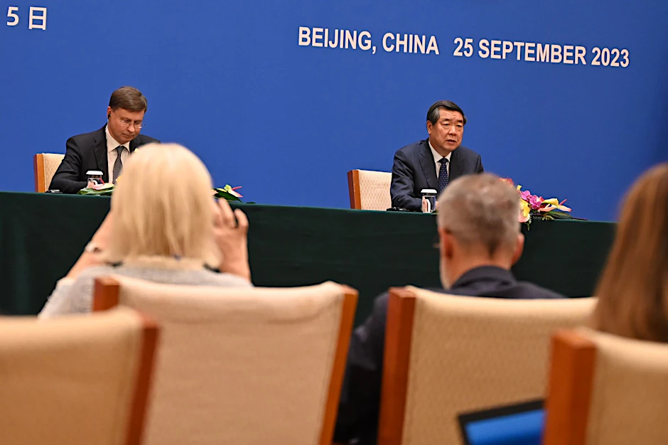 Chinas Vize-Premier He Lifeng (r.) spricht neben EU-Handelskommissar Valdis Dombrovskis auf einer Pressekonferenz nach dem EU-China-Dialog zu Handel und Wirtschaft.  