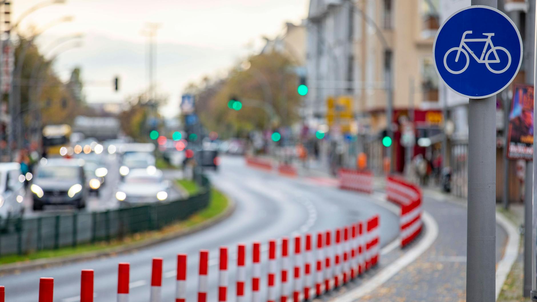 Ein geschützter Radweg auf dem Tempelhofer Damm. So ähnlich wird es wohl bald auf der Revaler Straße aussehen.