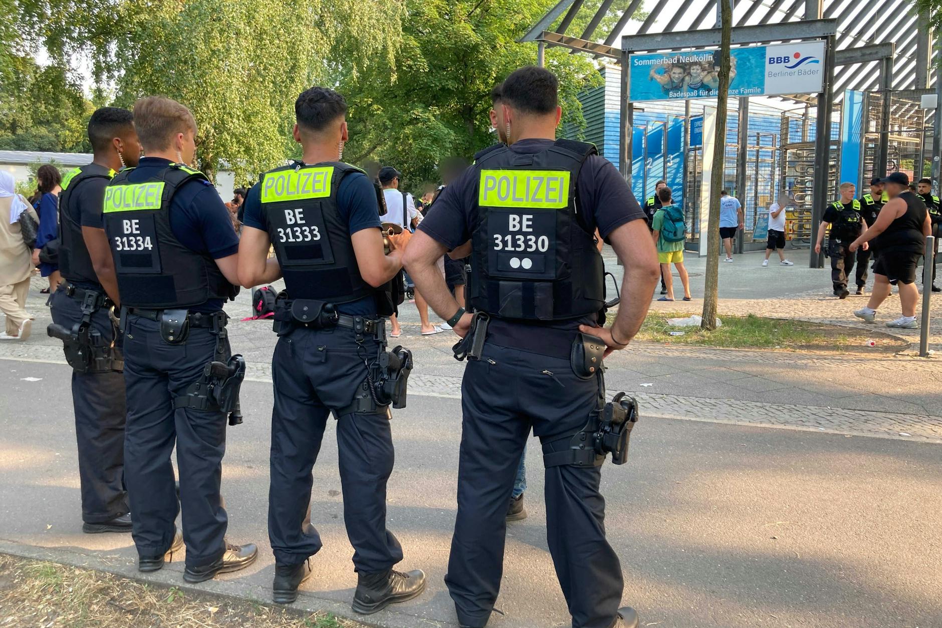 Polizisten stehen vor dem Eingang des Columbiabads in Neukölln.