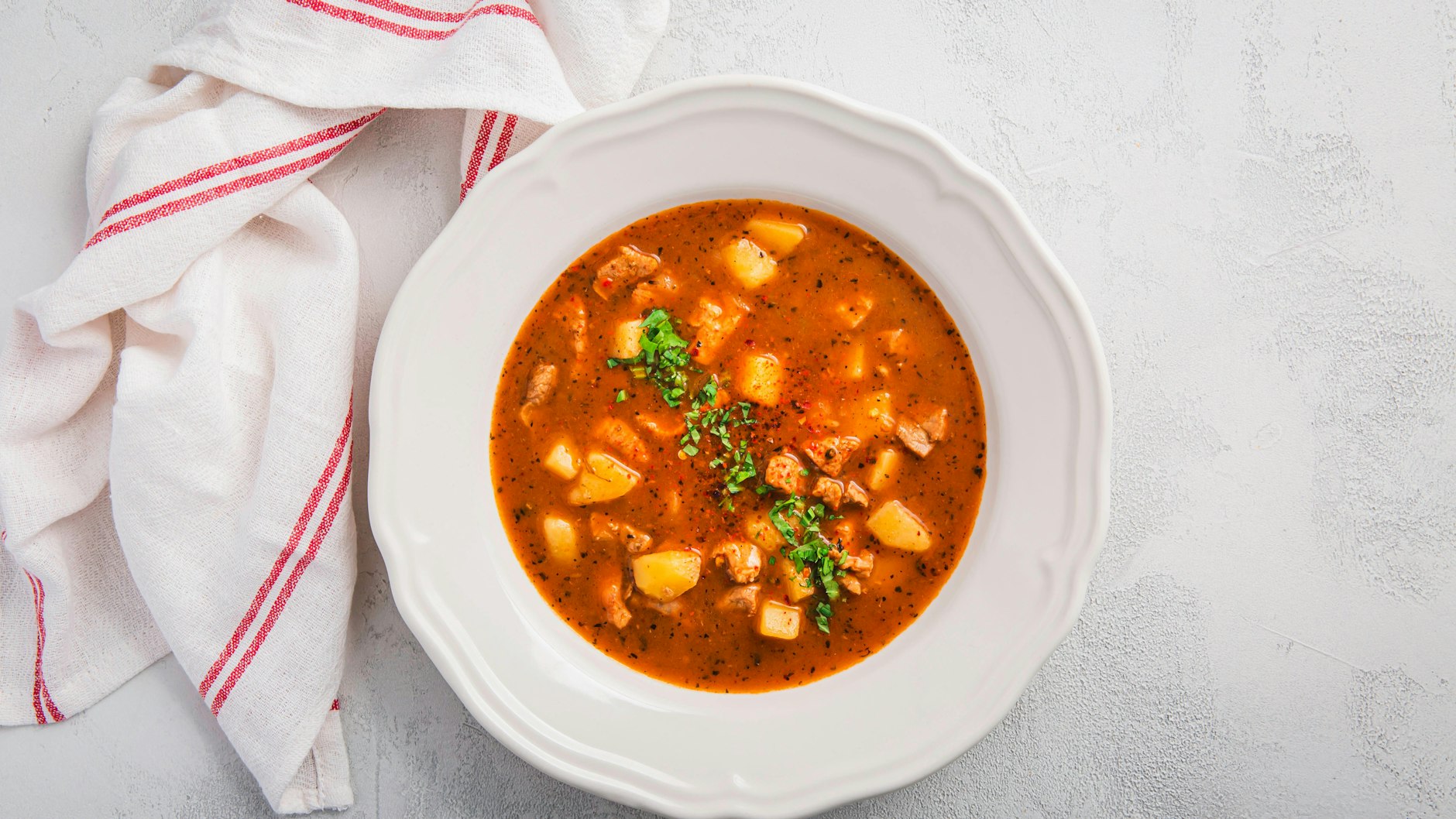 Die Gulaschsuppe nach diesem Rezept kann auch prima am nächsten Tag aufgewärmt werden.