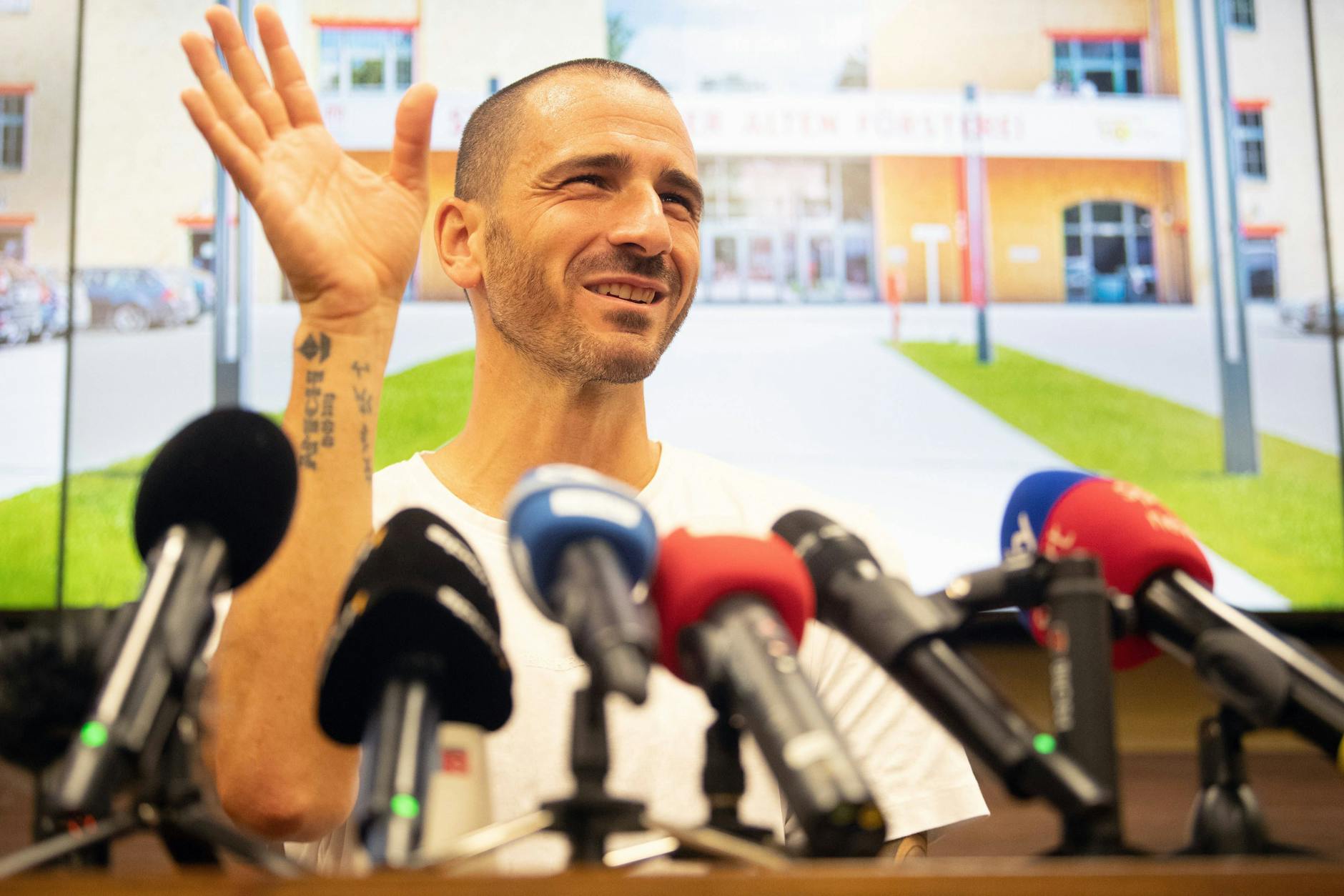 Grüßt lächelnd aus dem Mikro-Wald: Weltstar Leonardo Bonucci fühlt sich beim 1. FC Union schon fast heimisch.