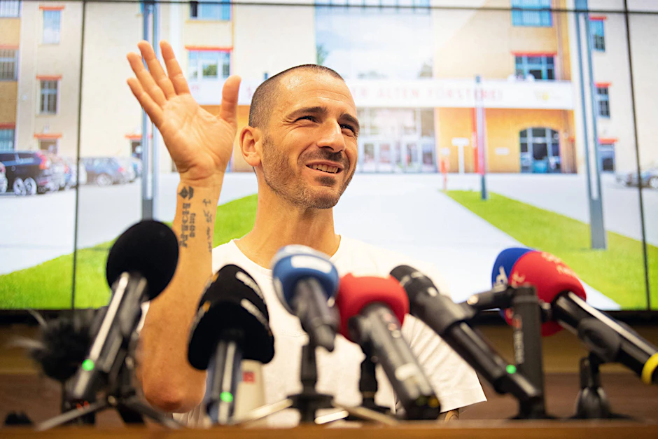 Grüßt lächelnd aus dem Mikro-Wald: Weltstar Leonardo Bonucci fühlt sich beim 1. FC Union schon fast heimisch.