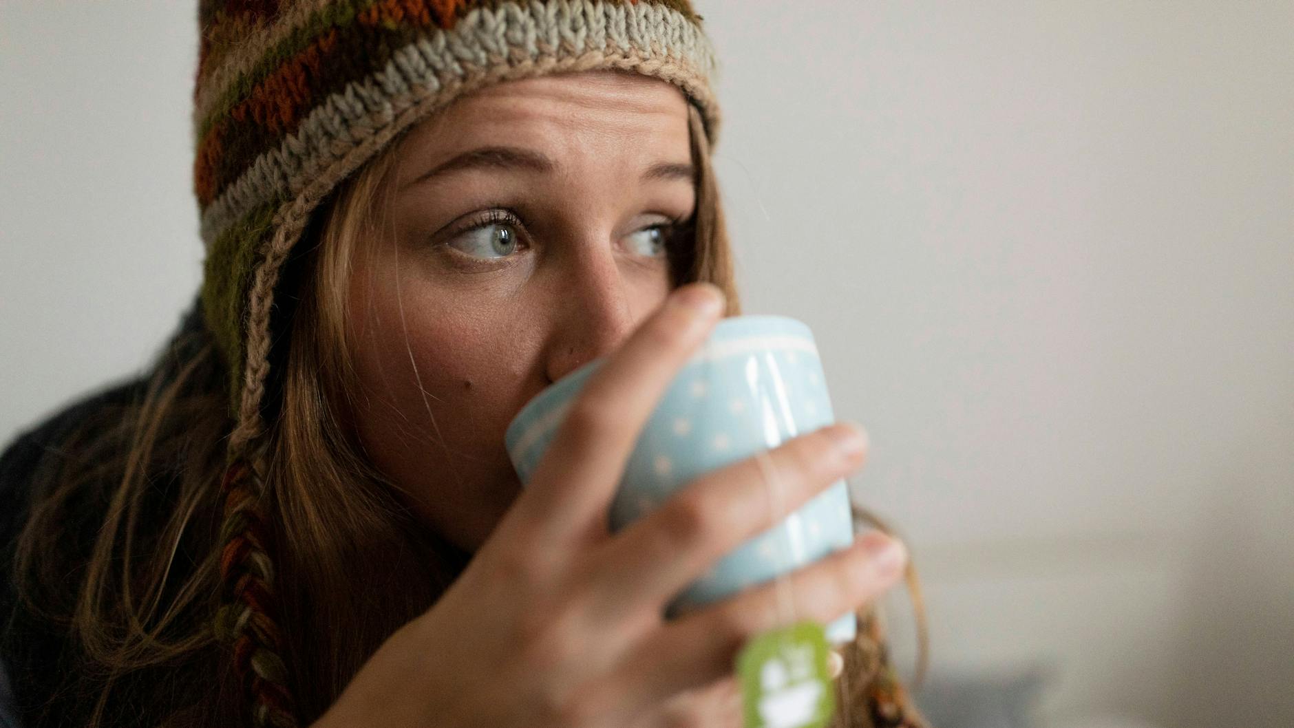 In der Erkältungs-Zeit kann eine gute Tasse Tee Balsam für die Seele sein. Dieser Zwiebeltee hilft angeblich, wenn der Hals kratzt.