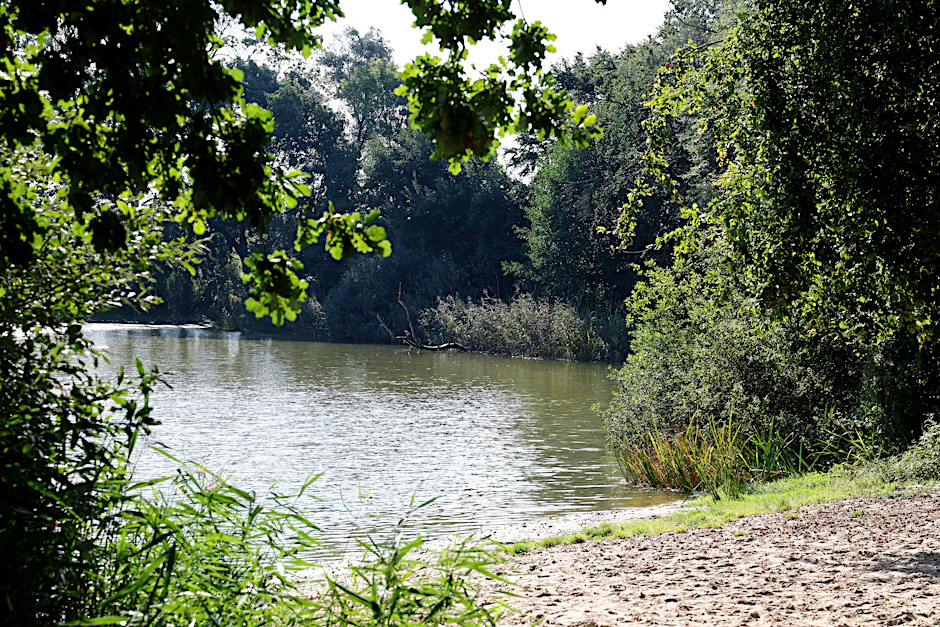 Am See in Pragsdorf wurde am Abend des 14.09.2023 der schwer verletzte Sechsjährige gefunden, der später verstarb. (Archivbild)