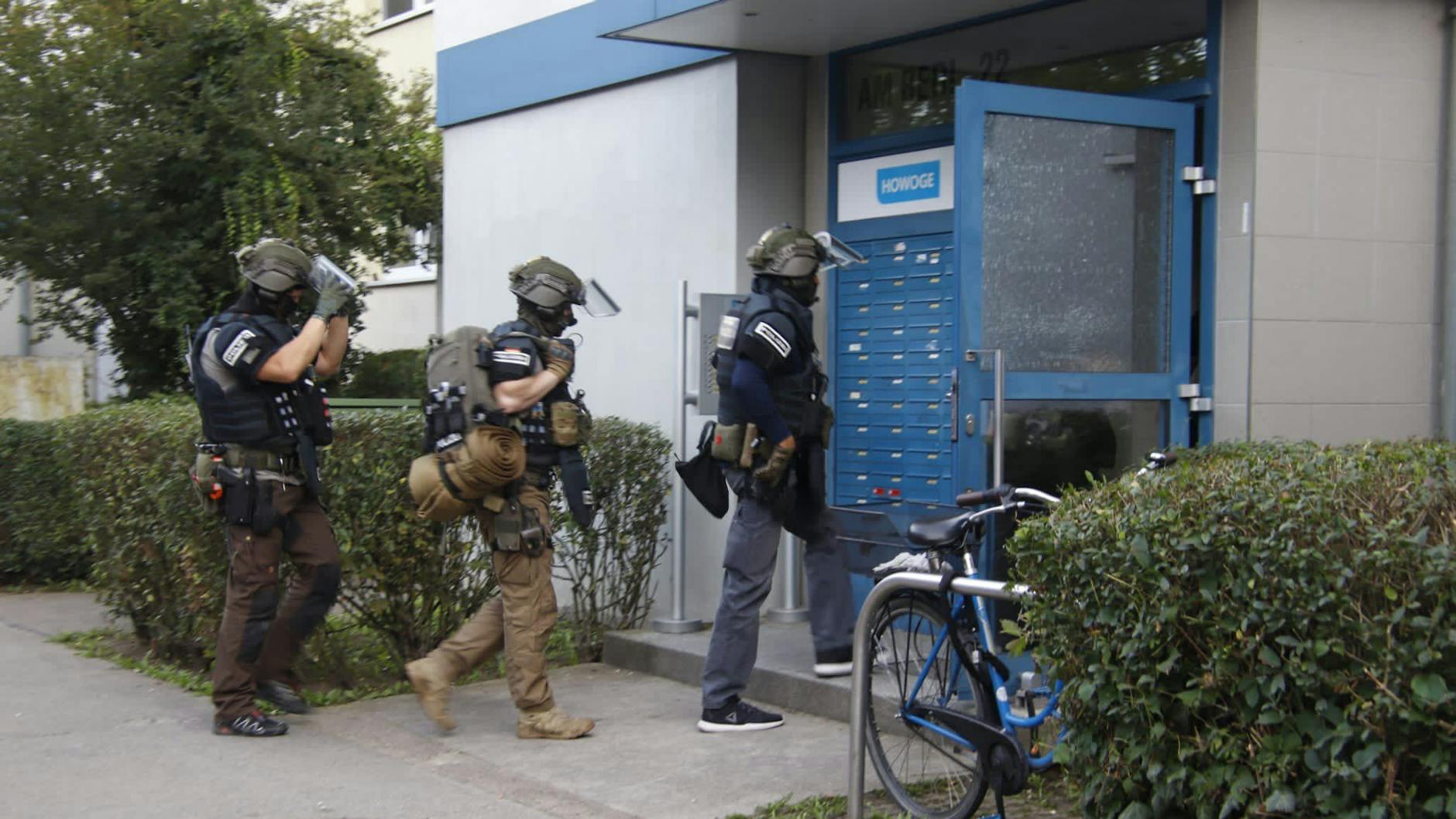 Kräfte eines Spezialeinsatzkommandos (SEK) gehen in den Flur eines Gebäudes im Stadtteil Lichtenberg.