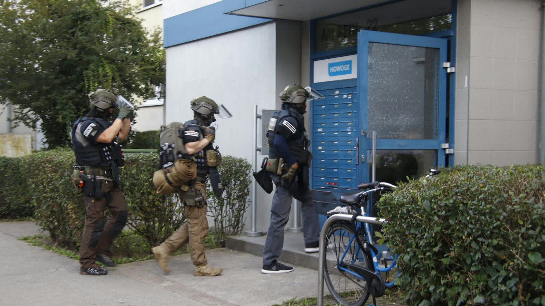 Kräfte eines Spezialeinsatzkommandos (SEK) gehen in den Flur eines Gebäudes im Stadtteil Lichtenberg.