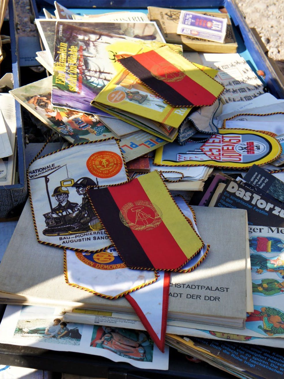 Wimpel, Bücher und Schallplatten aus der DDR sind auf dem Einheitsmarkt zu finden.