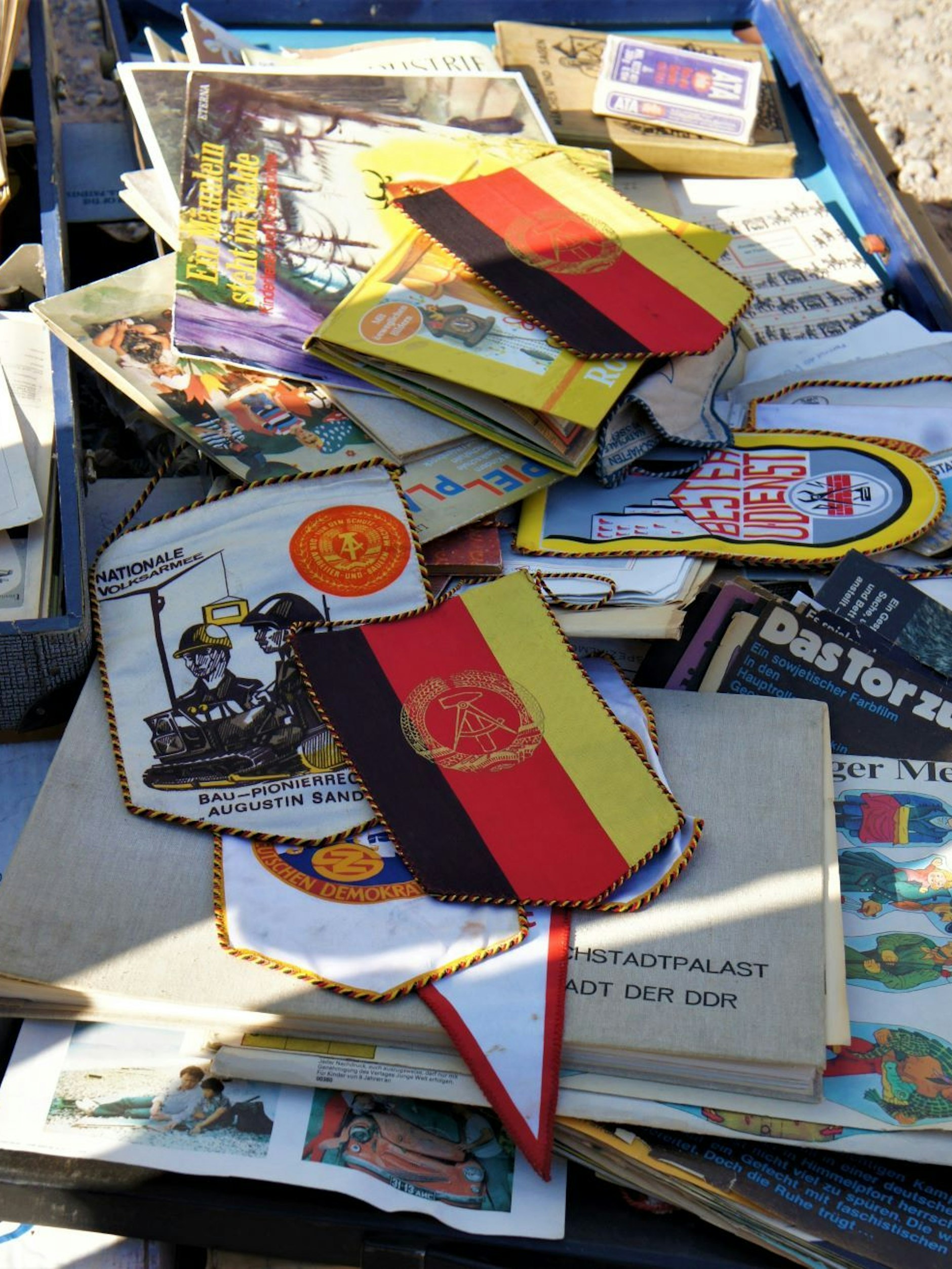 Wimpel, Bücher und Schallplatten aus der DDR sind auf dem Einheitsmarkt zu finden.