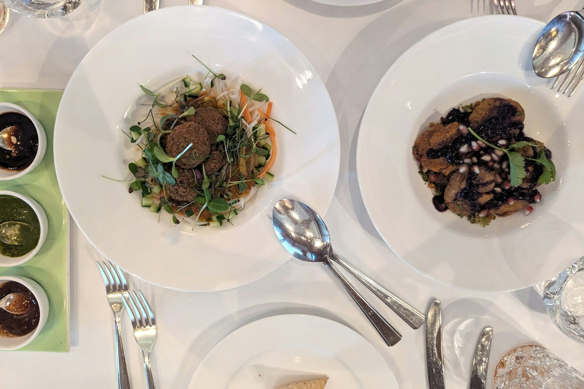 Dal Pakori Salat, frittiertes Gemüse im Kichererbsenmantel und„Gunpowder Potatoes“ (Gewürzte Kartoffeln mit Granatapfelsplittern).