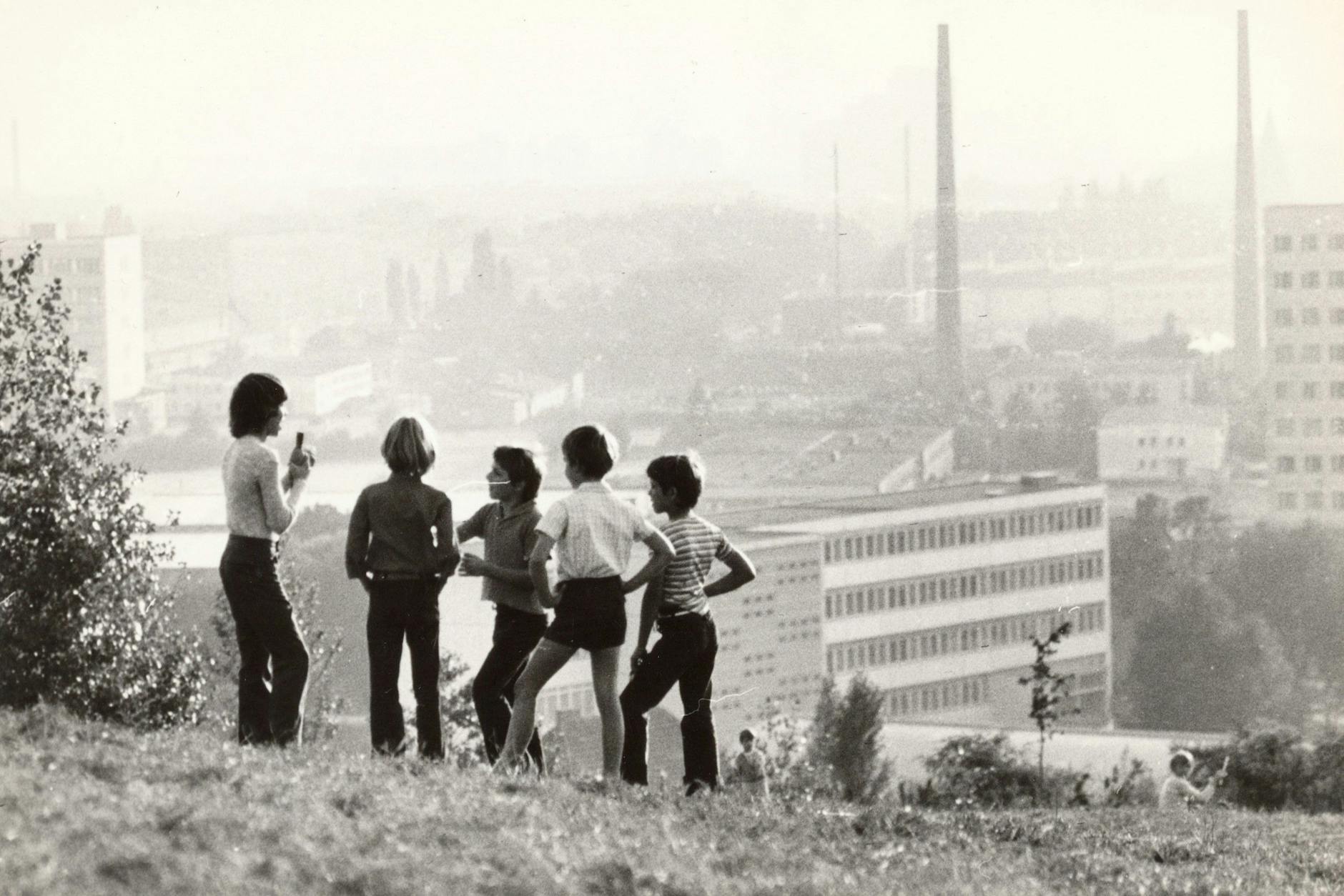 Blick vom Trümmerberg und in eine Ost-Berliner Kindheit in den 80ern.