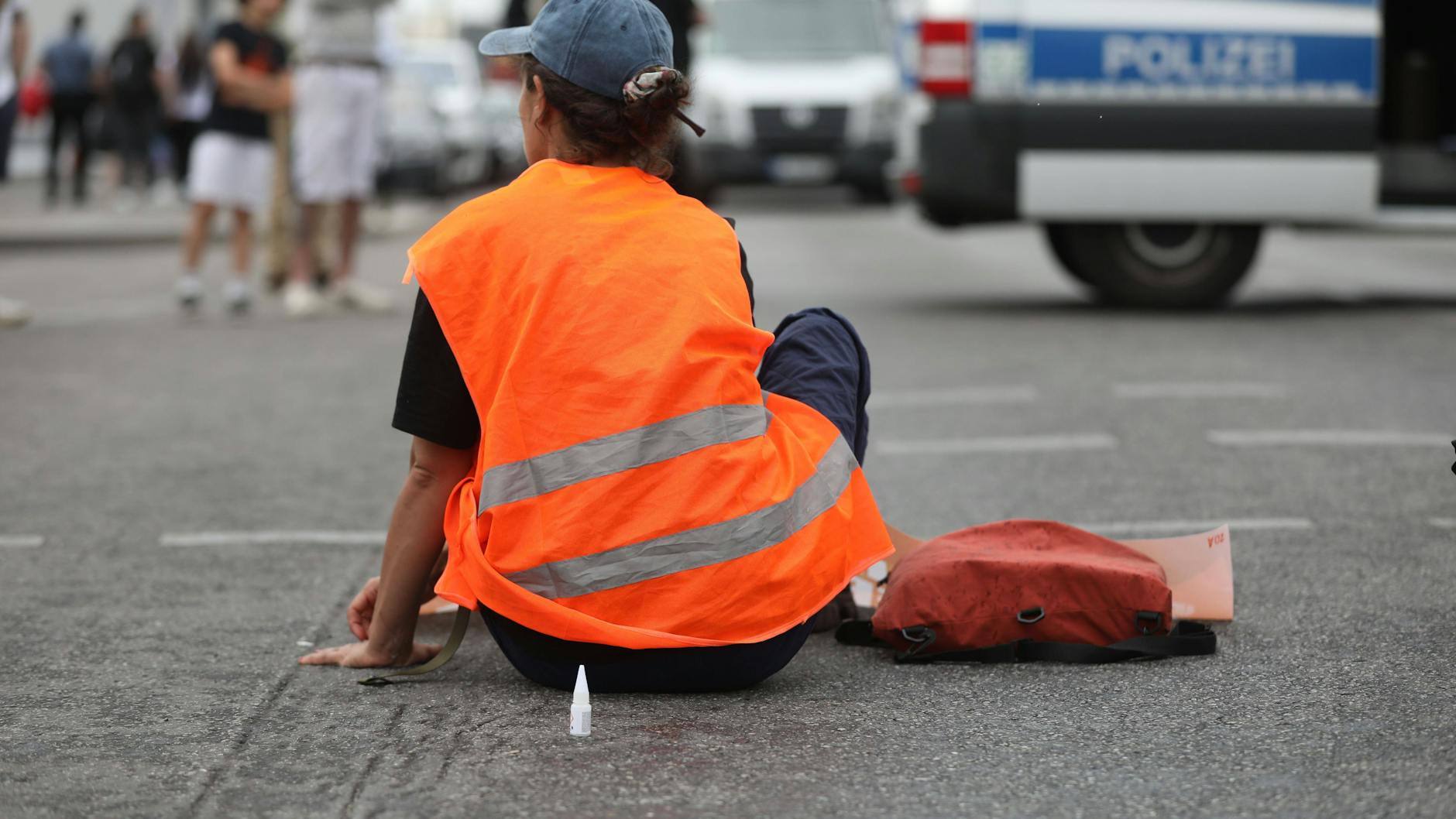 Die 241 Euro für das Lösen von der Straße müssen Klima-Kleber künftig nicht mehr bezahlen.