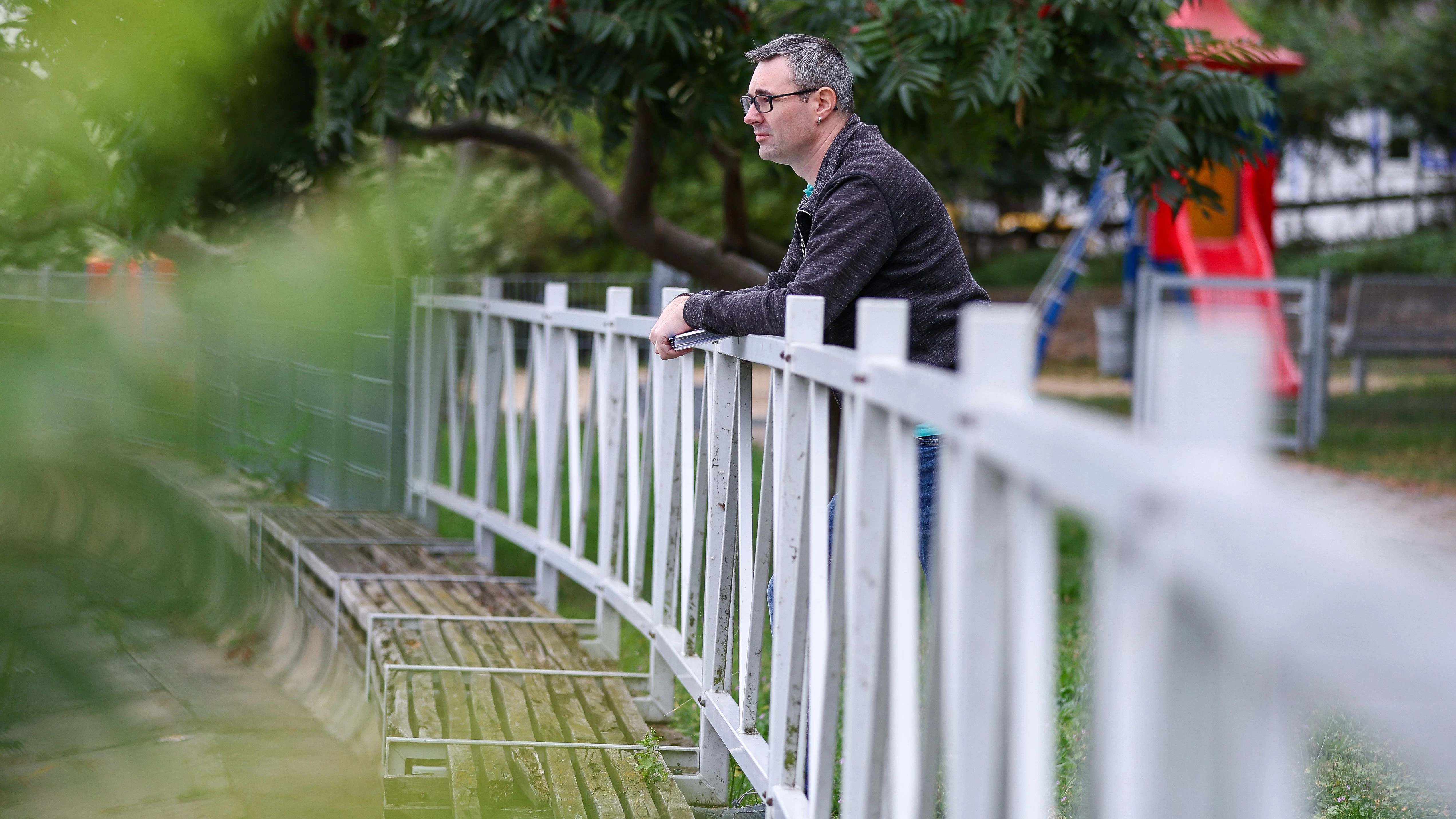 Tobias steht an einem Spielplatz in Sachsen-Anhalt. Der Papa will nach der Trennung von der Kindesmutter auch der rechtliche Vater seines Sohnes sein.