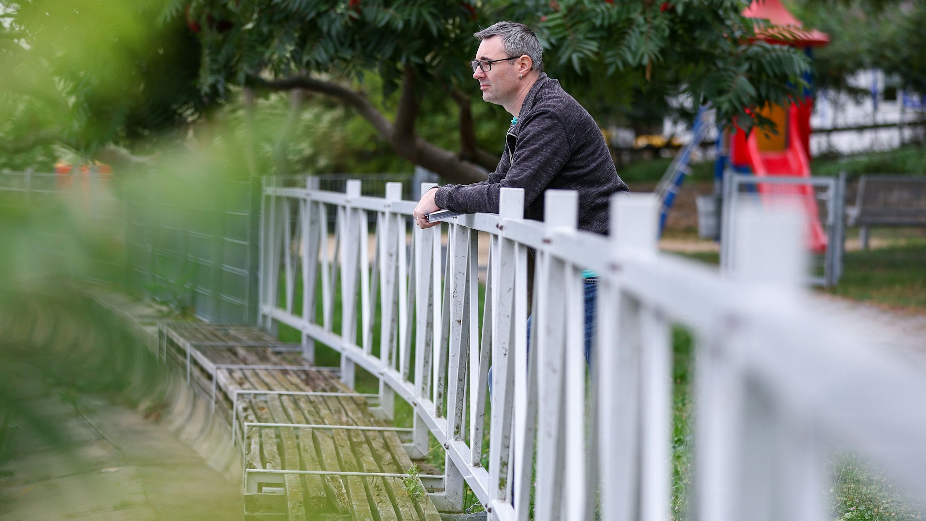 Tobias steht an einem Spielplatz in Sachsen-Anhalt. Der Papa will nach der Trennung von der Kindesmutter auch der rechtliche Vater seines Sohnes sein.