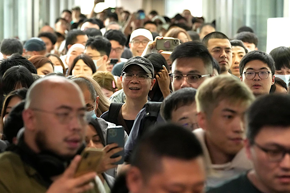 Chinesische Touristen kommen am Flughafen Suvarnabhumi International Airport in der thailändischen Provinz Samut Prakarn an.  