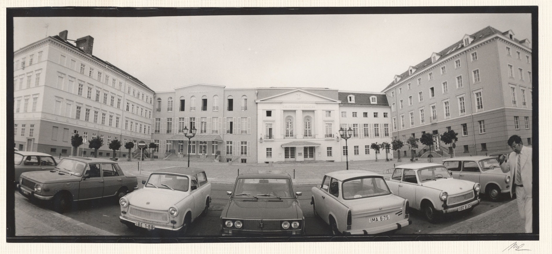 Blick auf den Vorplatz des Deutschen Theaters in Berlin-Mitte der 80er-Jahre.