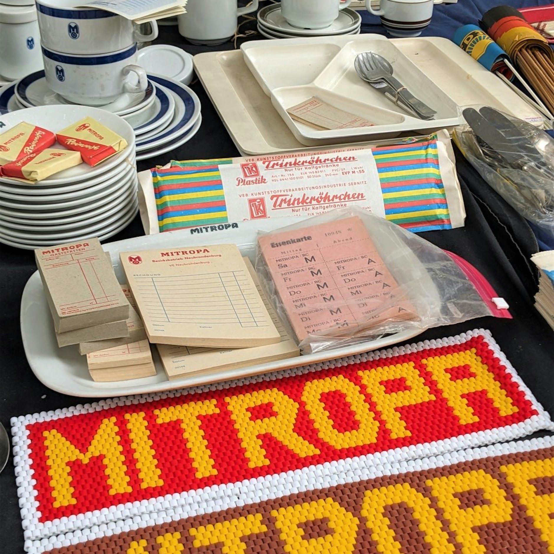 Mitropa-Tassen und -Deckchen, Plastegeschirr aus der DDR sind auf dem Einheitströdelmarkt stets gefragt.