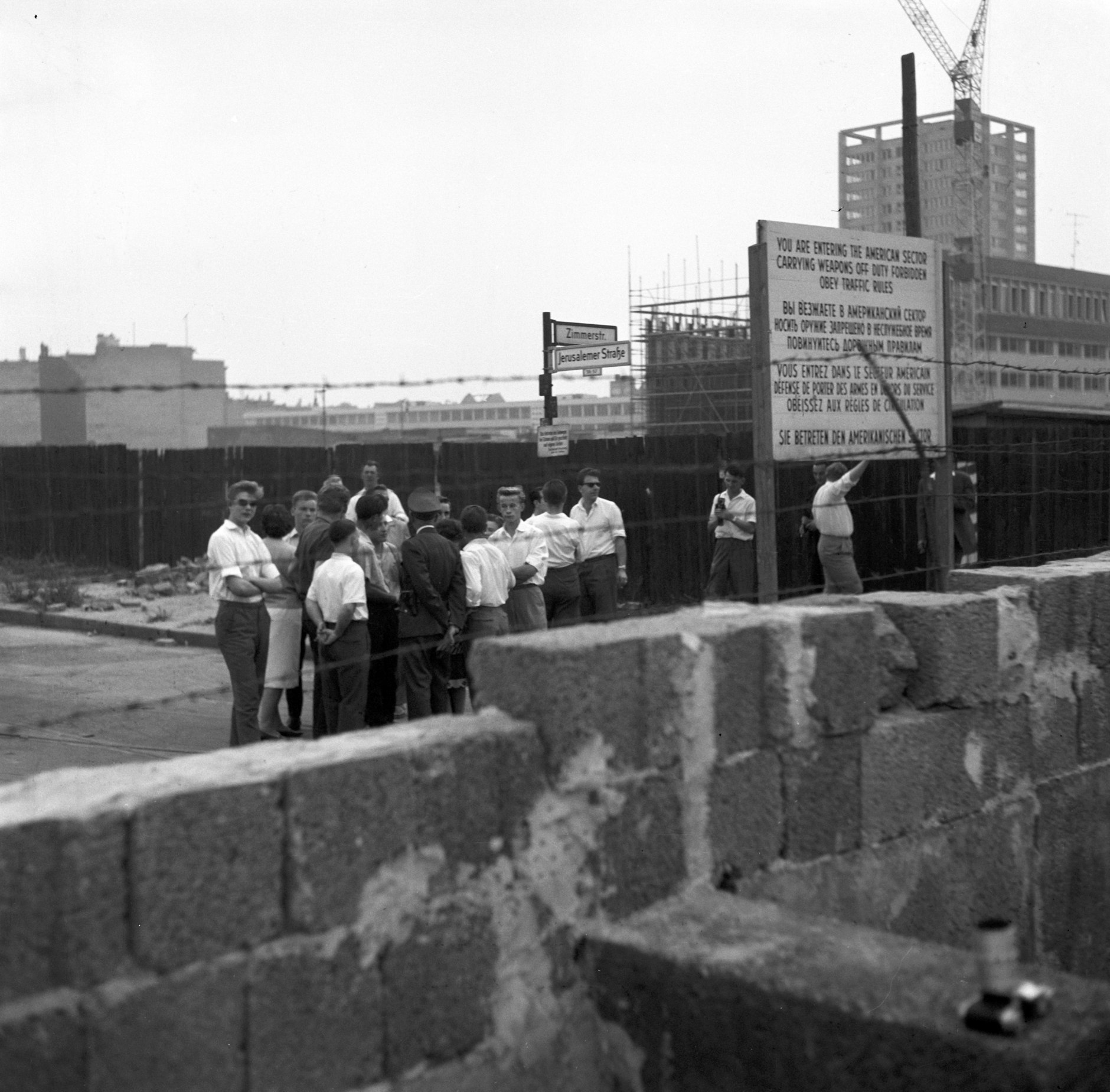 Das Bild zeigt den Bau der Mauer, die Grenzanlagen und Grenzbesucher im amerikanischen Sektor im Herbst 1961.
