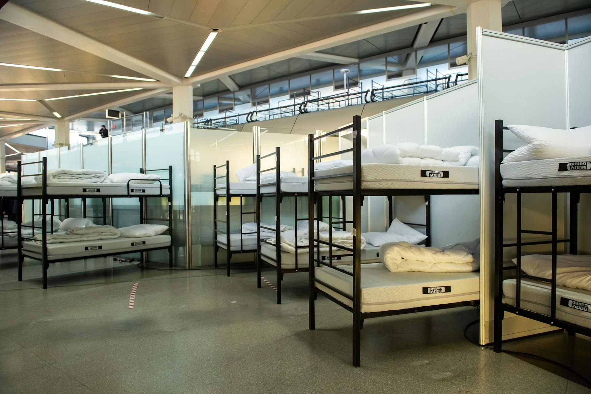 130 Frauen berichten über die Zustände im Ankunftszentrum für Geflüchtete aus der Ukraine im ehemaligen Flughafen Tegel in Berlin.