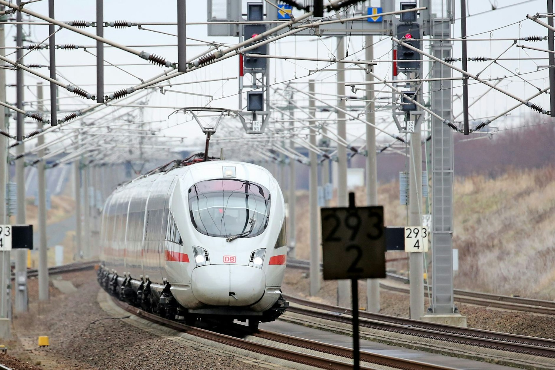 Wegen eines Schadens ist die Strecke Hannover - NRW derzeit nicht befahrbar. Die DB bittet Reisende sich vor Fahrtantritt zu informieren.&nbsp;