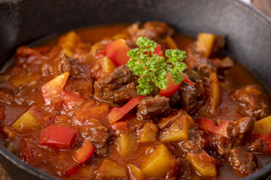 Deftige, würzige Gulaschsuppe: Das geniale Rezept aus Omas Kochbuch