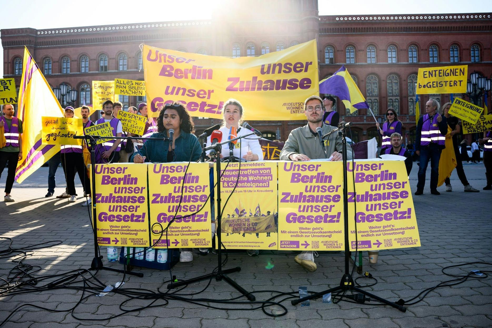 Kündigten einen Gesetzentwurf zur Vergesellschaftung von Wohnungen an: Bana Mahmood, Veza Clute-Simon und Achim Lindemann (v.l.) von der Initiative Deutsche Wohnen & Co. enteignen am Dienstag vor dem Roten Rathaus