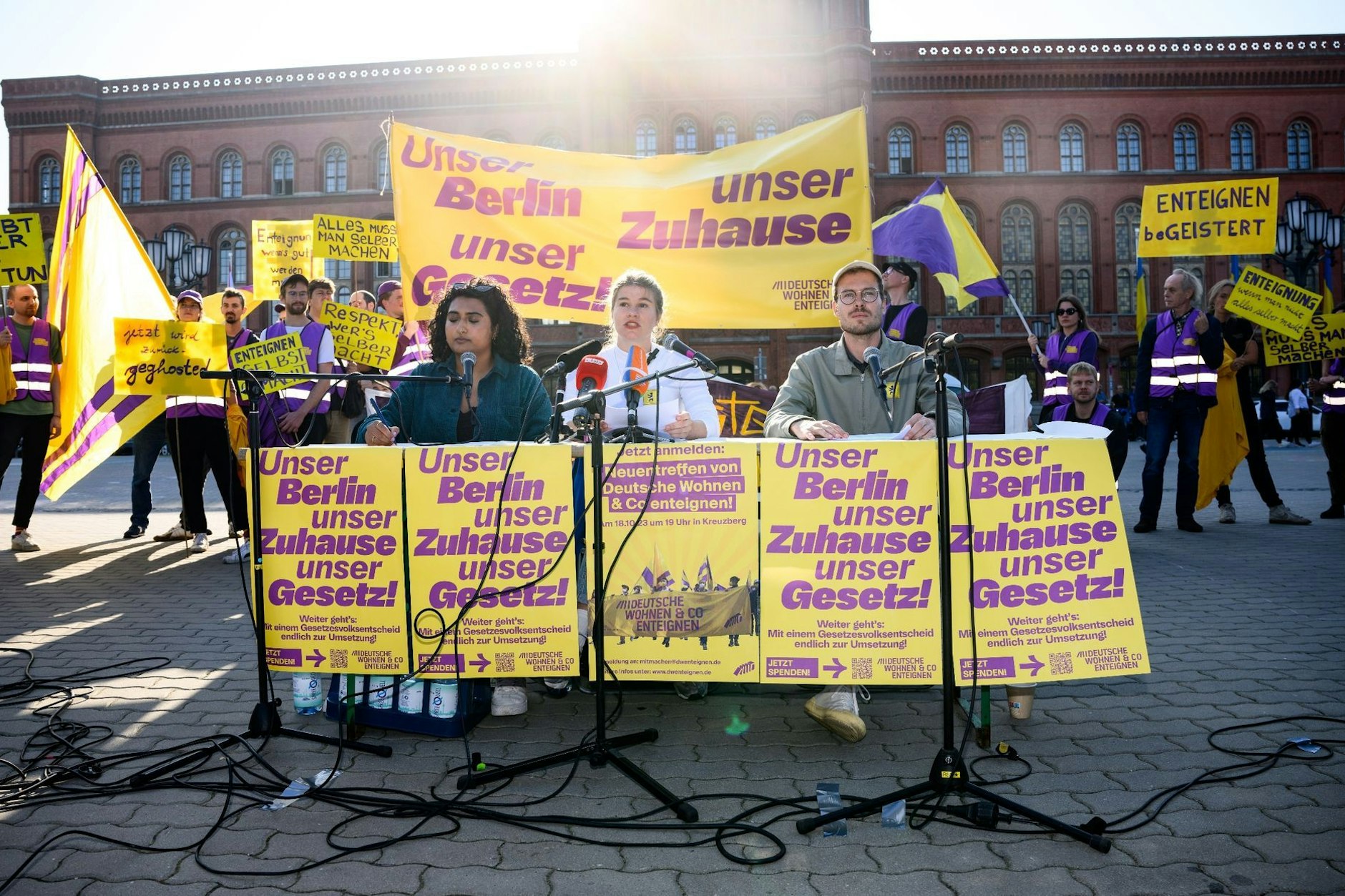 Kündigten einen Gesetzentwurf zur Vergesellschaftung von Wohnungen an: Bana Mahmood, Veza Clute-Simon und Achim Lindemann (v.l.) von der Initiative Deutsche Wohnen &amp; Co. enteignen am Dienstag vor dem Roten Rathaus