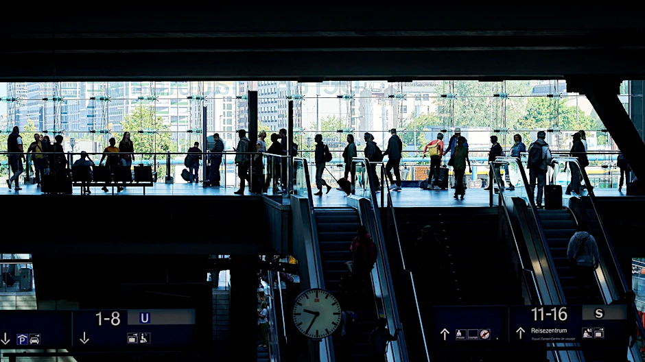ARCHIV - Reisende gehen durch den Hauptbahnhof Berlin.  