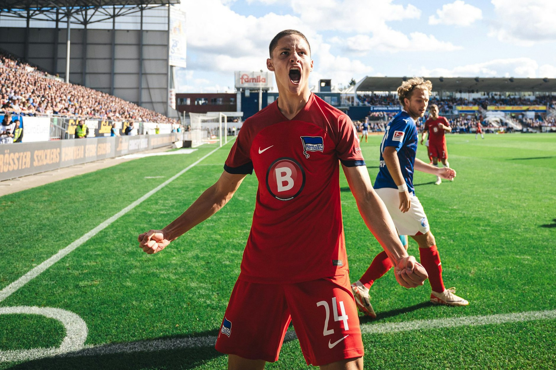 Herthas Bence Dardai lässt nach dem Tor zum 3:2 bei Holstein Kiel seiner Freude freien Lauf.