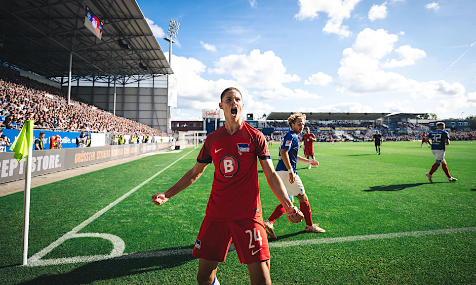Herthas Bence Dardai lässt nach dem Tor zum 3:2 bei Holstein Kiel seiner Freude freien Lauf.