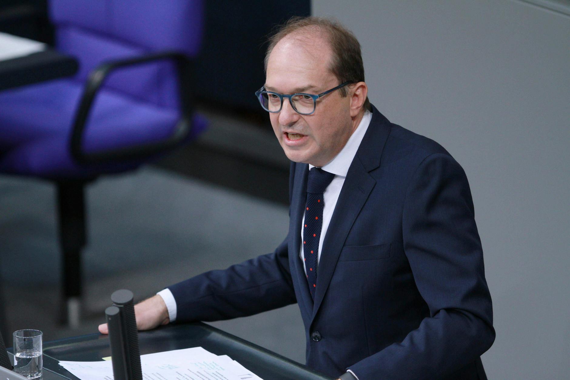 Alexander Dobrindt, Vorsitzender der CSU-Landesgruppe im Bundestag, während einer Rede im Plenum.