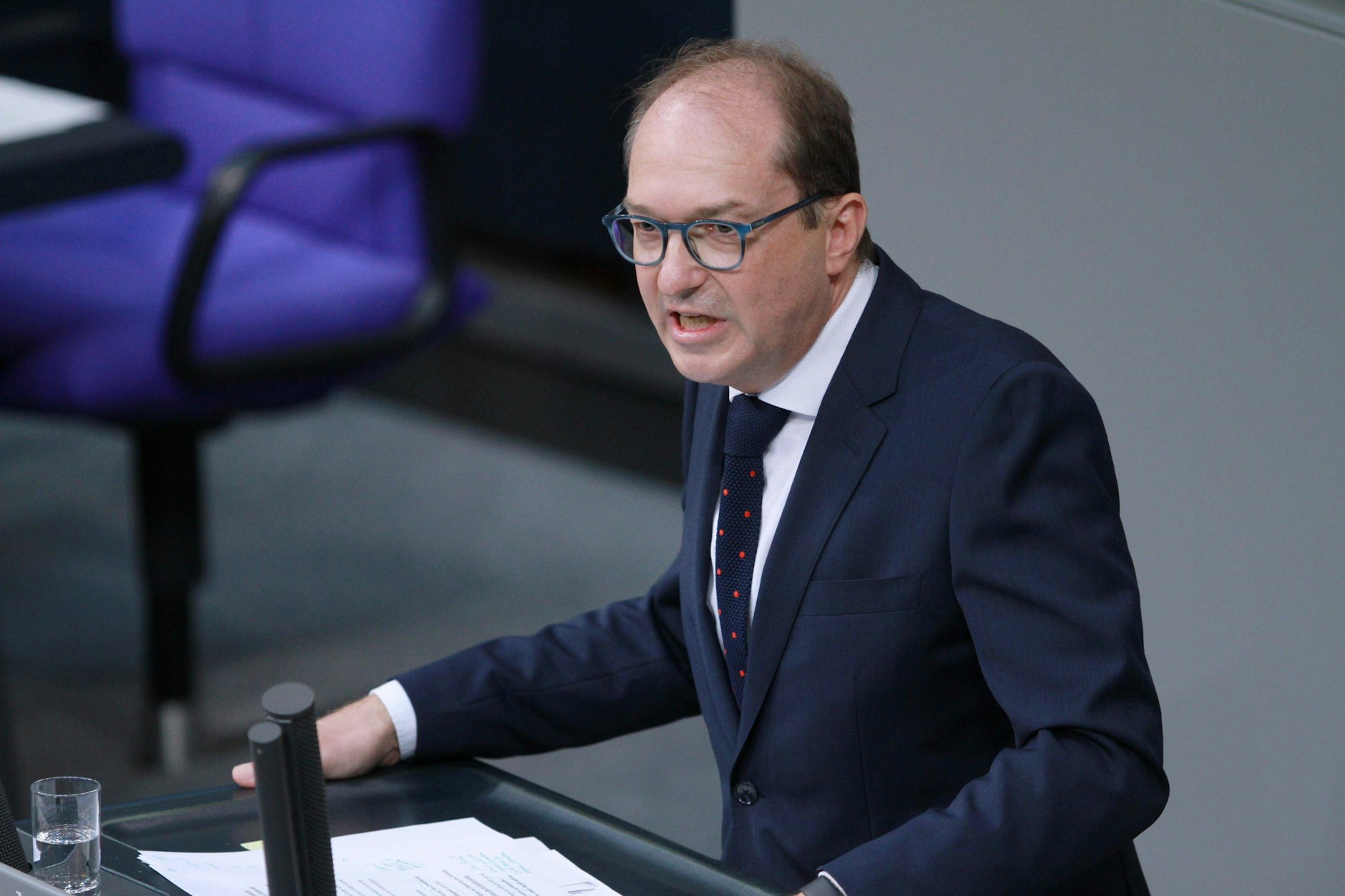 Alexander Dobrindt, Vorsitzender der CSU-Landesgruppe im Bundestag, während einer Rede im Plenum.