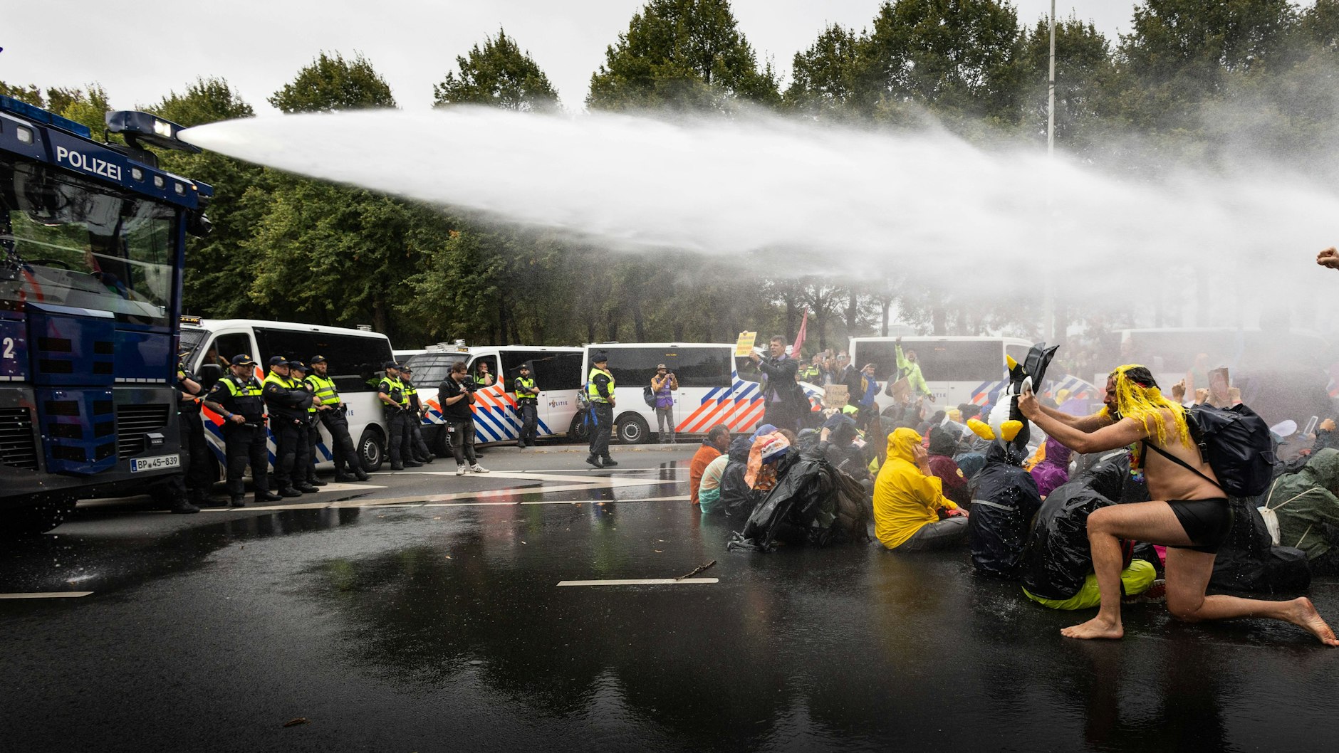 Gegen die Klimaschutz-Gruppe Extinction Rebellion wurden im September in Den Haag schon Wasserwerfer eingesetzt.