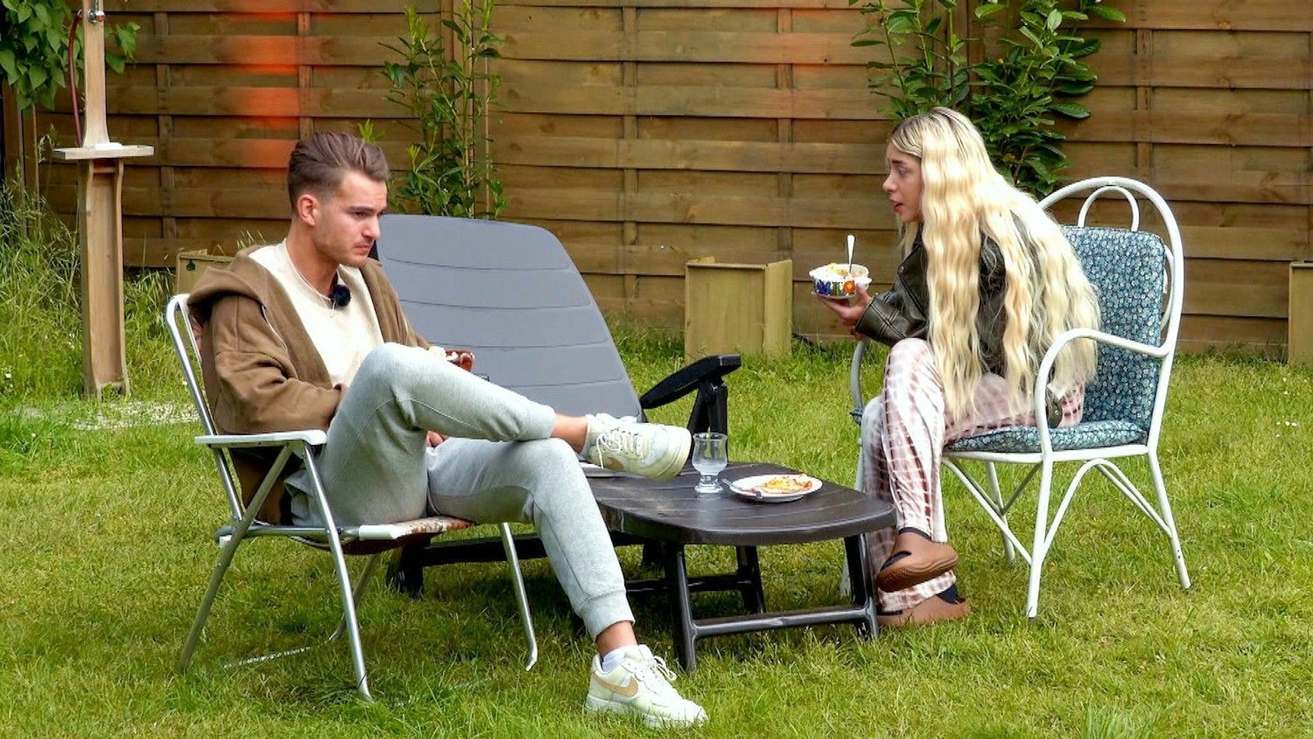 Walentina und Can geraten immer wieder in Streitereien mit den anderen „Sommerhaus“-Kandidaten.