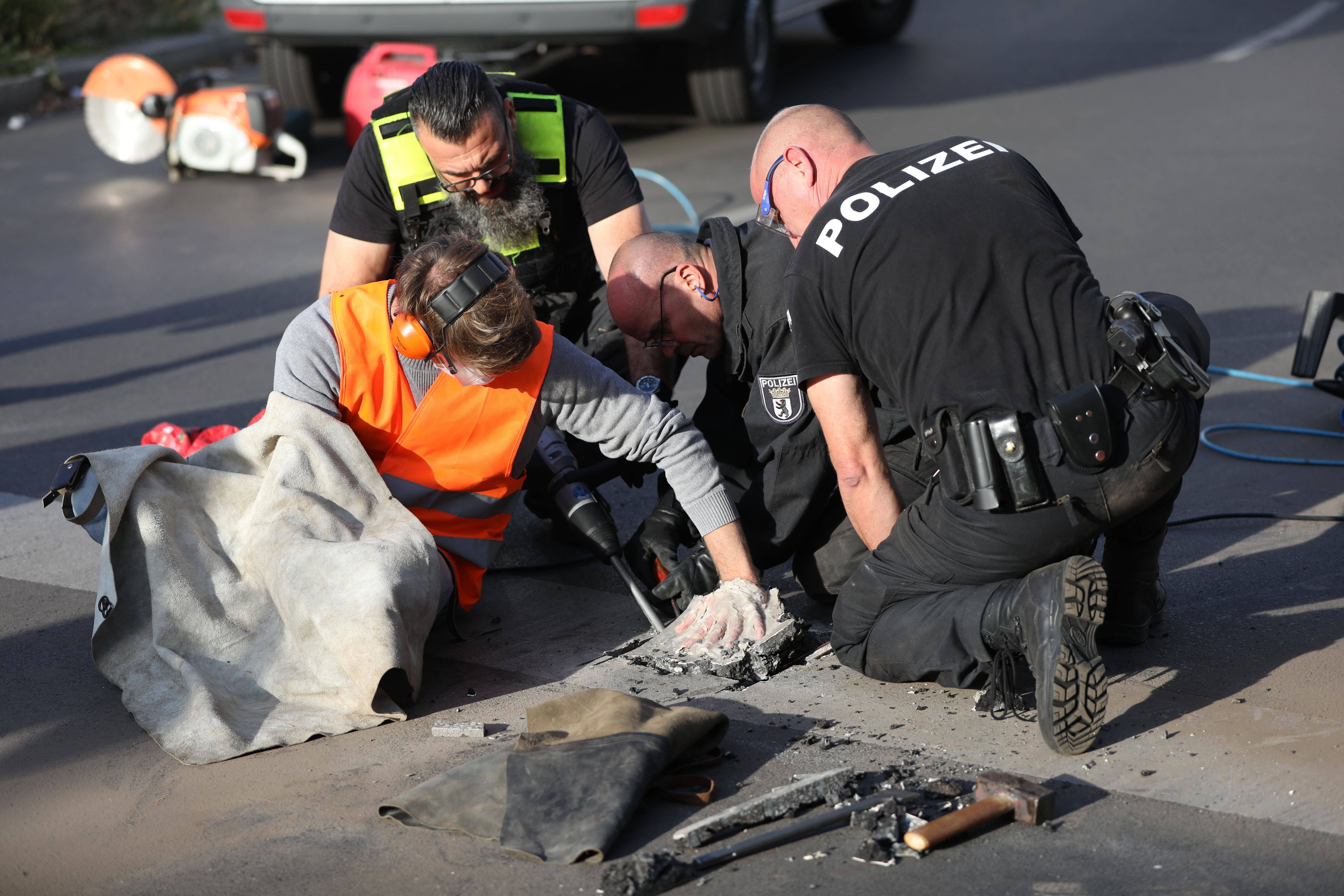 Wie bitte? Klima-Kleber müssen Polizeieinsätze nicht mehr zahlen!